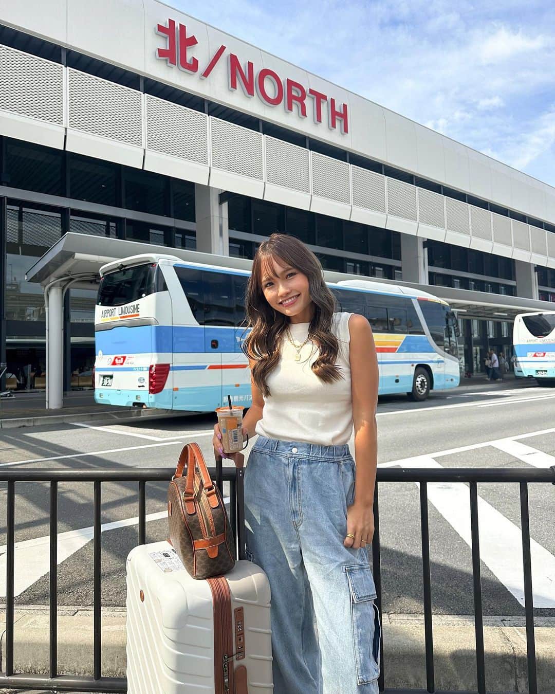 baby.maiさんのインスタグラム写真 - (baby.maiInstagram)「. . NEW SUITCASE🧳💞 @andwear_brand  家にあるのブラックばっかりやからホワイトに🫶🏽 このホワイトにブラウンが可愛すぎる🐻🤍  キャスター静かやし充電用USBポート付きだよ🫣  (シールつけっぱなし笑) ↑気にもしてないから写真で付いてること気づいたww  #旅行 #旅行コーデ #沖縄旅行 #searoomlynn #シールームリン #キャリーケース #スーツケース #旅好き #travel #andwear #タイアップ」9月27日 19時46分 - maixxaloha