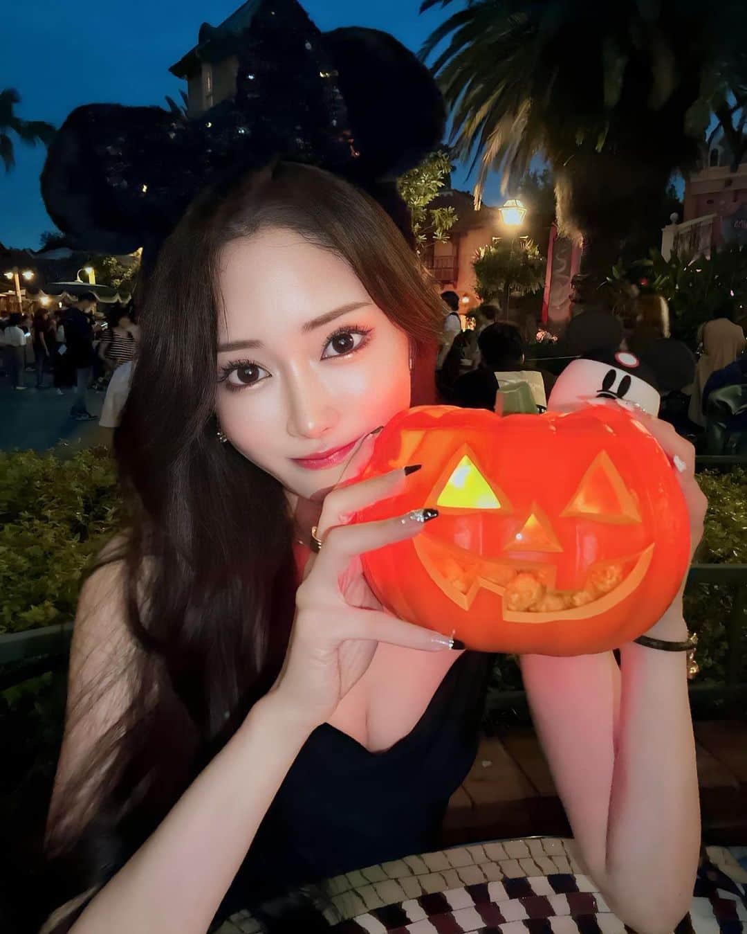 下津明日香のインスタグラム：「• はぴはろ👻🎃🖤  空間がかわいすぎて夢の国しあわせだった🍭  久しぶりのインスタ投稿はしばらくディズニー になるけどネタがないのでご了承ください🥹笑  ネイルは担当の @yuuuuuuuko1224  バイカラーデザイン可愛くてお気に入り🖤🤍」