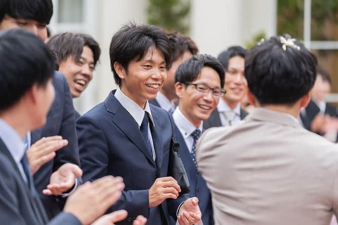 アーカンジェル 迎賓館　仙台さんのインスタグラム写真 - (アーカンジェル 迎賓館　仙台Instagram)「・ ・ フラワーシャワー💐  大切なゲストの方からの『おめでとう』の言葉と共に新郎新婦に贈る祝福のフラワーシャワー💐  お二人の笑顔は、ゲストの方へとでんせんし笑顔溢れる瞬間へ、、」9月27日 19時50分 - arkangel_geihinkan_sendai