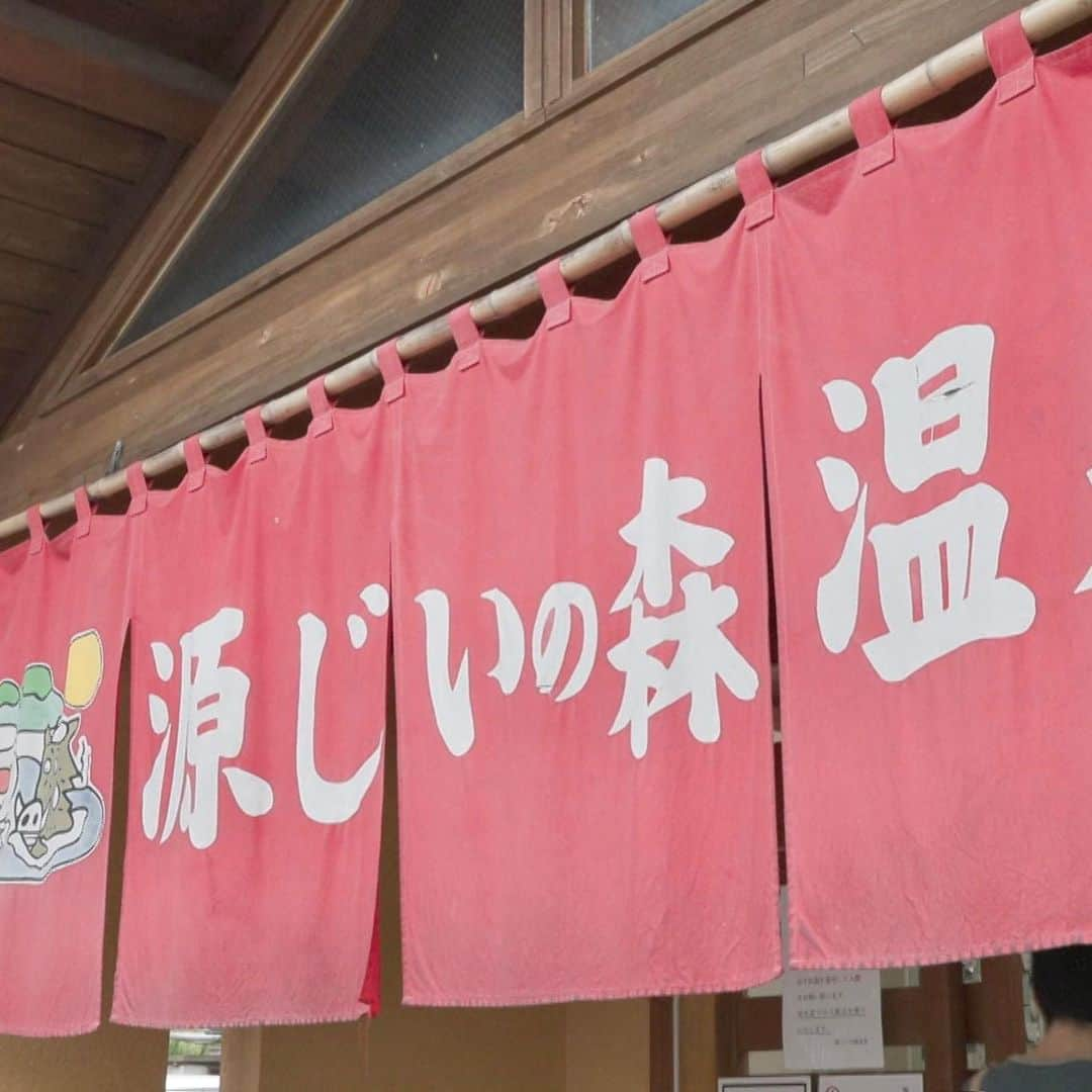 テレビ西日本「ももち浜ストア」さんのインスタグラム写真 - (テレビ西日本「ももち浜ストア」Instagram)「9/27(水)『ラーメンMAP』では、 岡澤アッキーラ ( @abetetsuaki )が #春日市 の「ラーメン 龍の家 春日店」と #田川郡赤村の「光の森のレストラン からく亭」を訪問😋✨ 　  🌟 #ももち浜ストアの春日市エリアPICKUP 🌟 #ももち浜ストアの田川エリアPICKUP 🥢 #ももち浜ストアのラーメン特集 　 ✡ ラーメン 龍の家 春日店 📍春日市星見ヶ丘4-7 【営業時間】11:00～22:00 【定休日】火曜 *祝日は営業 年末年始・お盆期間などは変更あり  とんこつ こく味 800円(税込み) お子様ラーメン  550円(税込み) *春日店限定抽選付き  ✡ 光の森のレストラン からく亭 📍福岡県田川郡赤村大字赤5251-3 源じいの森温泉内 【営業時間】平日11:00～14:30os / 17:00～20:00os                     土日祝11:00～15:30os / 17:00～20:00os 【定休日】木曜  はも出汁ラーメン 800円(税込み) *期間限定(6月頃～翌年2月頃) おにぎり付き        900円(税込み)  ※掲載の情報は全て放送時点での情報です。提供内容や金額が 変更となっている可能性がございますのでご了承ください。  ＝＝＝＝＝＝＝＝＝ [ももち浜ストア] ▪︎TNC テレビ西日本 ▪︎毎週月-金 9:50〜 『LIVE　福岡』を合言葉に、福岡の旬な出来事を #ももち浜 から さらに早く、より楽しく、わかりやすくお届けします！ ＝＝＝＝＝＝＝＝＝  #ももち浜ストア　#岡澤アキラ　 #あべてつあき #福岡うどん #博多うどん  #福岡グルメ #福岡ランチ #福岡ごはん #春日グルメ #田川グルメ #完食しました  #豚骨ラーメン　 #福岡ラーメン」9月27日 19時51分 - momochihamastore8