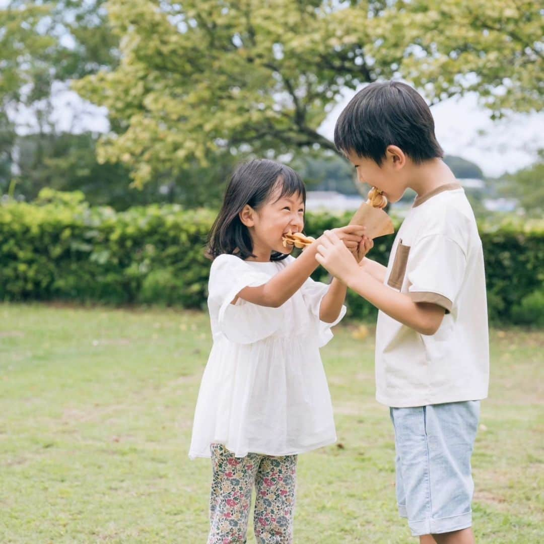 本仮屋リイナのインスタグラム：「昨日の投稿にたくさんコメントありがとうございます🐰🐻 ⁡カフェカーでは、米粉のエッグワッフルと有機栽培のいろんなお茶を販売するそうです🍵もちろん、コーヒーも☕⁡ ⁡ みなさん⁡エッグワッフル、食べたことありますか？🤔⁡ ⁡photo @megumi_tange ⁡ ⁡tea truck @tiidatea」