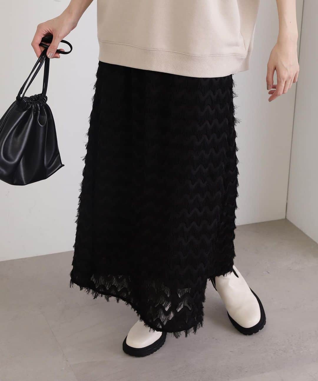 N.さんのインスタグラム写真 - (N.Instagram)「《 PICK UP ITEM♡》  🏷フリンジカットジャガードスカート 1663220100 ¥ 11,000  —————— #スカート#フリンジスカート#シャツ#ジレコーデ #nnaturalbeautybasic #2023FW#通勤コーデ#秋小物 #入荷アイテム#予約 #新作アイテム#ジレ#秋コーデ  #エヌナチュラルビューティーベーシック」9月27日 19時51分 - n._official