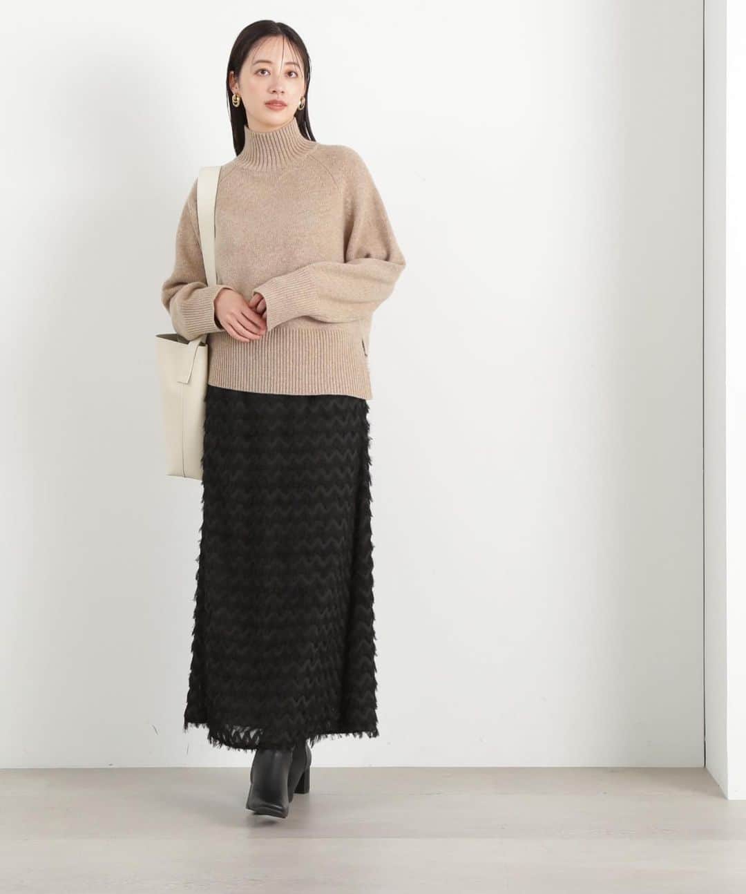N.さんのインスタグラム写真 - (N.Instagram)「《 PICK UP ITEM♡》  🏷フリンジカットジャガードスカート 1663220100 ¥ 11,000  —————— #スカート#フリンジスカート#シャツ#ジレコーデ #nnaturalbeautybasic #2023FW#通勤コーデ#秋小物 #入荷アイテム#予約 #新作アイテム#ジレ#秋コーデ  #エヌナチュラルビューティーベーシック」9月27日 19時51分 - n._official