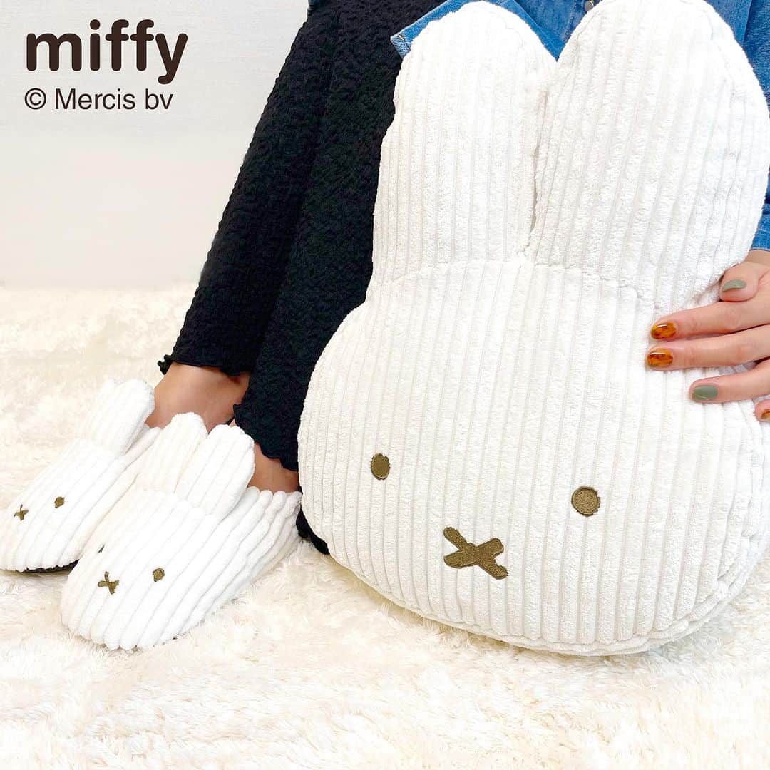 のインスタグラム：「☁️PLAZA・MINiPLA限定☁️ これからの季節におすすめ☁️☁️「ミッフィー」のキュートなあったかアイテムが登場✨  Miffy フェイスクッション ホワイト/ピンク 各¥4,620(税込) さわり心地抜群☺️ミッフィーのフェイス型クッションです✨ボリュームのあるコーデュロイが暖かさを演出🤝2色揃えてインテリアとしてお部屋に並べるのもおすすめです✨  Miffy ルームシューズ ホワイト/ピンク 各¥2,970(税込) 耳が立体的になった可愛らしいデザインのルームシューズ🐰中までふわふわで、寒い日も足元をほっと温めてくれます☺️☁️  【オンライン限定】 Miffy ビッグフェイスクッション ¥6,820(税込) PLAZA オンラインストア限定アイテム✨ミッフィーのフェイス型クッションがビッグサイズに☺️ボリュームのあるコーデュロイ素材でインパクト大のサイズ感！インテリアとしても存在感抜群で、ファンにはたまらないアイテムです✨✨底のシルエットがまっすぐなので、椅子やソファに立てて置きやすいのも◎  全てPLAZAでしか手に入らない、スペシャルなアイテム✨ぜひお早めにチェックしてみてくださいね！  #miffy #ミッフィー #ミッフィーグッズ #インテリア #ルームシューズ #クッション #フェイスクッション  @plazastyle」