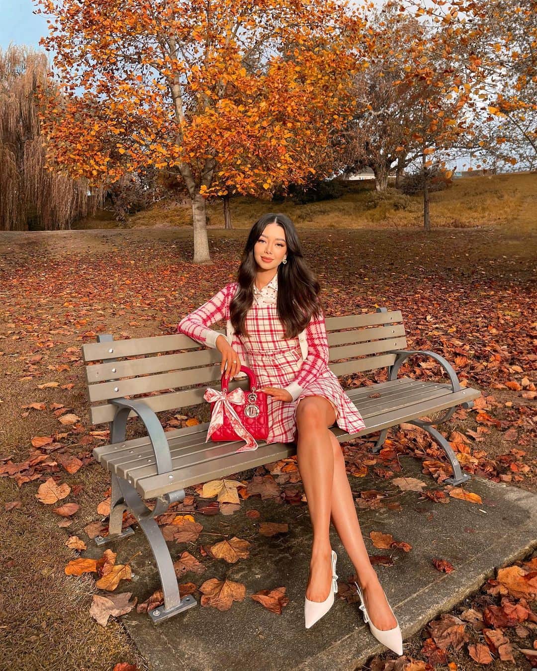 タラ・ミルクティーのインスタグラム：「Forever falling for @dior. 🤎  Ten full looks from the years with my Dior family.」