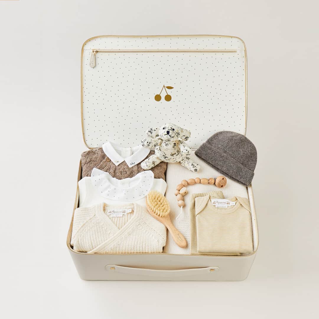 bonpointのインスタグラム：「Bonpoint Newborn | Hello Tenderness​ ☁️ Our birth suitcases are filled with the most beautiful pieces in the collection, it's an irresistible gift for new parents. ​  #Bonpoint #Newborn #Gifting」