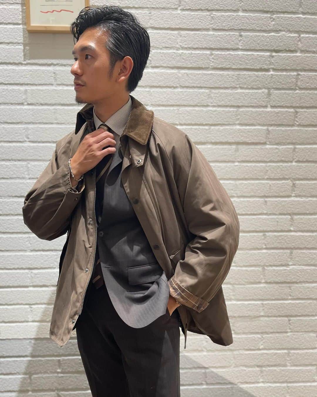 green label relaxing 自由が丘店のインスタグラム：「【オススメのセレクトアイテム】   　　　　　 これからオススメしたいセレクトアイテムが多数入荷しました！ 　　　　 グリーンレーベルリラクシングが別注したスペシャルなアイテムから、対象店舗限定のアイテムまで幅広く取り揃えております！ 　　　　 是非こだわりのアイテムをお手に取ってお試し下さい。 　　　　 　　　　　  品名：SC BBR×GLﾄﾗﾝｽﾎﾟｰﾄBEDALE  品番：32254993682 ¥51,700(tax in) 　　　 　　　  品名：SC BBR×GLR RV Fur Quilt  品番：32254993683 ¥30,800(tax in) 　　　　 　　　　  品名：SC TNF Hydrena Wind JKT  品番：32254993380 ¥18,700(tax in)  　　　　 　　　　  品名：SC★TNFCompilation CT  品番：32254993612 ¥56,650(tax in) 　　　　 　　　　  品名：★PTG/25 RETRO-X JK  品番：32774990441 ¥35,200(tax in) 　　　　 　　　　  品名：★PTG/25 RETRO-X VEST  品番：32774990444 ¥24,200(tax in) 　　　　 　　　　  品名：SC SKKM×GLR VARSITY LTR  品番：32254993627 ¥49,500(tax in) 　　　　 　　　　  　　　 ■自由が丘店営業時間 11:00〜20:00 ☎︎03-5731-8531 　　　 ■駐車場サービス お買い上げ金額に応じて以下ご利用いただけます。 場所【自由が丘南口有料駐車場】 >¥5,000(税込)以上　30分チケット1枚 >¥10,000(税込)以上　30分チケット2枚 　　　　　　 　　　　　　 #greenlabelrelaxing  #グリーンレーベルリラクシング #自由が丘#jiyugaoka #メンズカジュアル#ビジネススタイル  #スーツ#オフィスカジュアル #アウトドア#大人コーデ」