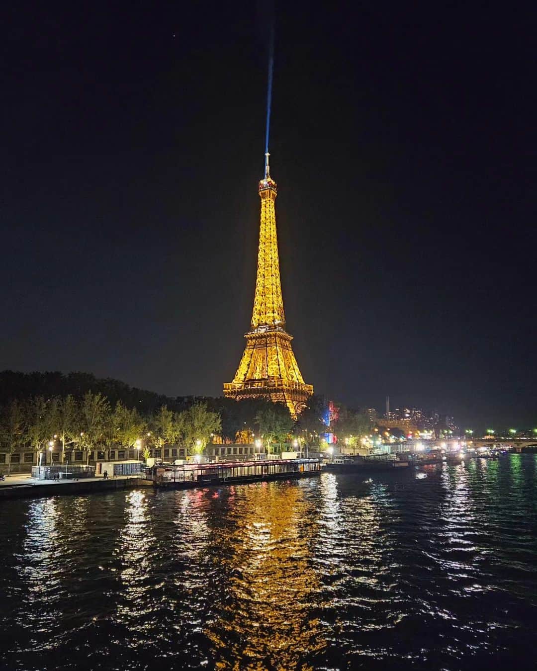 デスモンド・タンさんのインスタグラム写真 - (デスモンド・タンInstagram)「In the city of light ✨️  In good company!」9月27日 19時55分 - thedesmondtan
