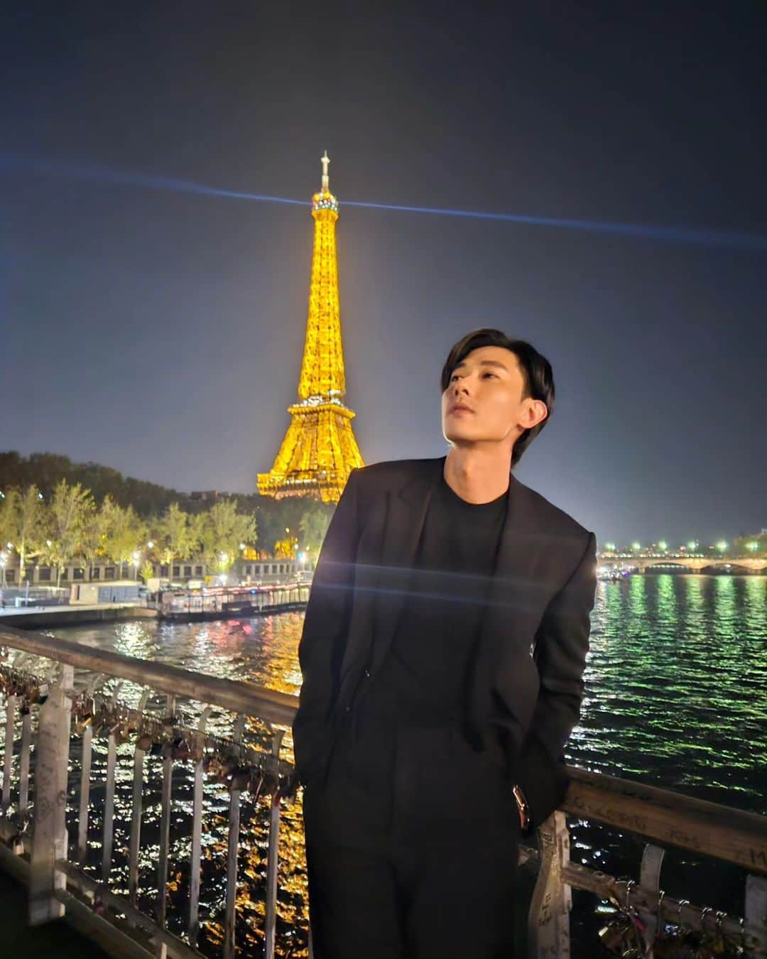 デスモンド・タンのインスタグラム：「In the city of light ✨️  In good company!」