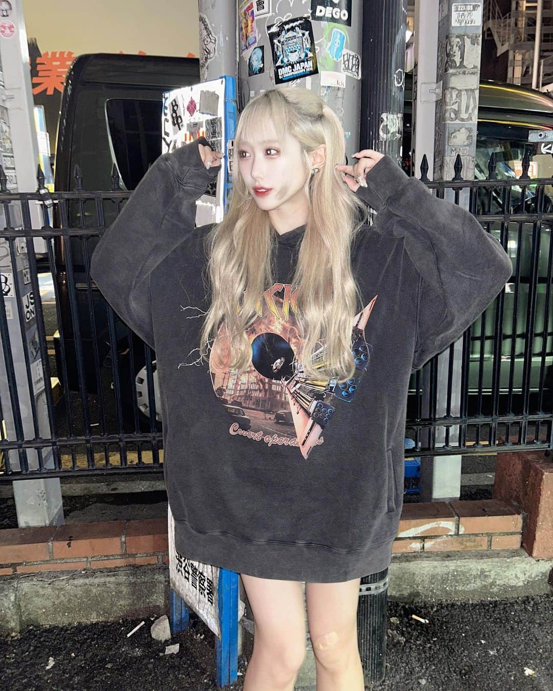 椎名栞のインスタグラム：「おふの日 . . . . . #パーカー  #パーカーコーデ  #パーカー女子  #ハイトーンカラー  #彼女感  #ツインテール  #ツインテールアレンジ  #ハーフツイン」