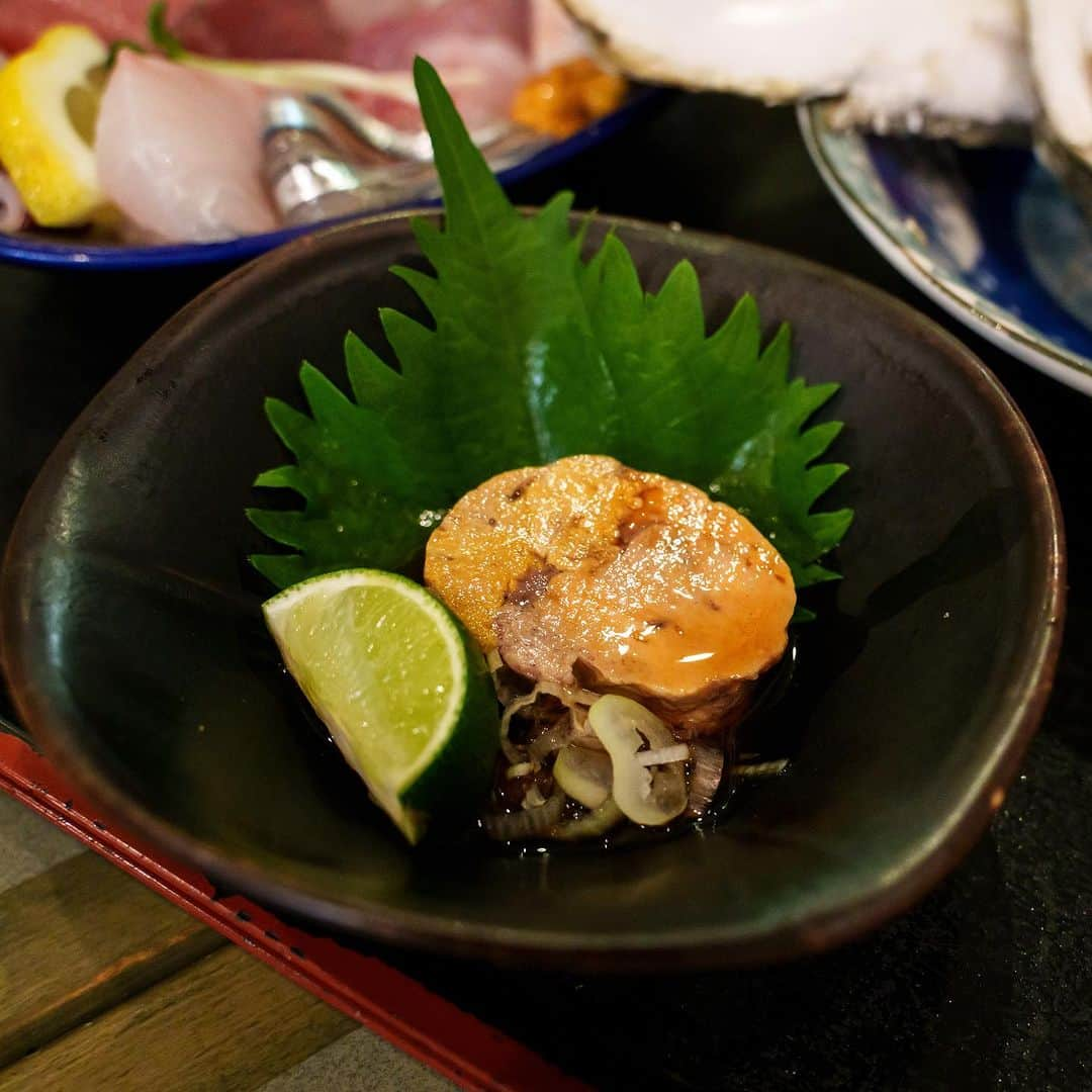 沙倉しずかさんのインスタグラム写真 - (沙倉しずかInstagram)「今年4月にランチの海鮮丼を目当てで訪れた秋葉原 【美味研鑽(@tetsuyagoto )】 ⁡ に再び行ってきましたー！  今回は 『至福のおまかせコースの 天然刺身15種盛り🐟』  極上本鮪カマ大トロ 極上本鮪脳天トロ 戻りカツオ ワラサ ホタテ 北海ダコ キビナゴ 北海道生ウニ 真鯛 平目 ハタ カンパチ スズキ イサキ ズワイガニ ⁡ 豪華！！！✨ 本当に美味しかったです🥹✨️ 仕事終わりにお腹ぺこぺこで行ったからより美味しさが沁みた～😭 ⁡ また行きまーす！🫡 ⁡ 📍 秋葉原旨い魚と焼酎.地酒 美味研鑽 TETSU  〒101-0024 東京都千代田区神田和泉町1-2-22 B1F  営業時間 【lunch（平日のみ）】  11:30～14:30（L.O.14:00） 【dinner】  17:00～24:00（L.O.23:00） ⁡ 臨時休業の日もあるよ！  #秋葉原ランチ #秋葉原ディナー #秋葉原グルメ #秋葉原宴会 #秋葉原接待 #秋葉原日本酒 #美味研鑽TETSU #秋葉原海鮮  #akihabara  #海鮮丼」9月27日 19時56分 - sakura_shizuka