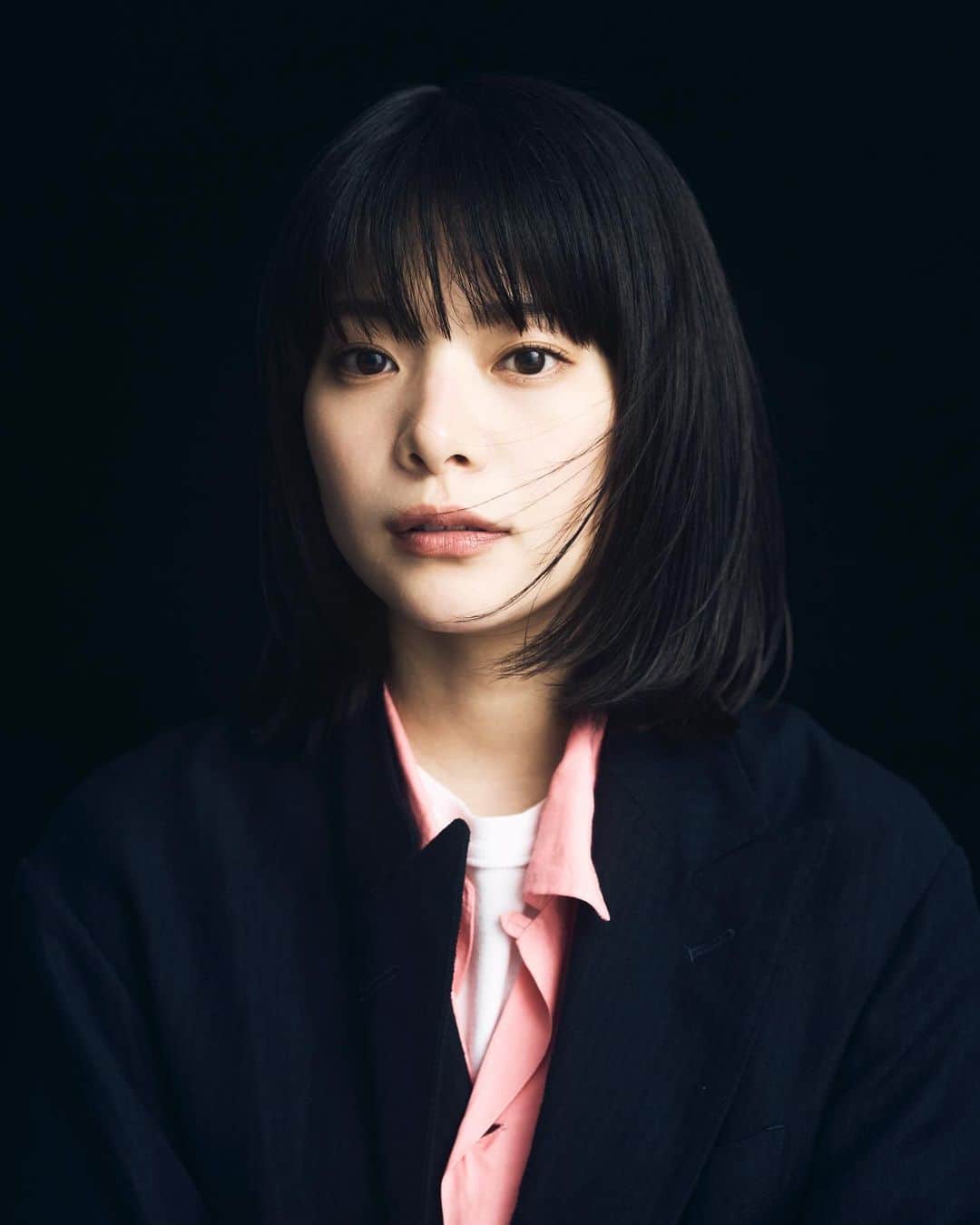 岸井ゆきののインスタグラム：「宣材写真が変わりました😊 カメラマンは岡本充男さん スタイリングは約7年ぶり白山春久さんと！スーパーミラクルチームです💫💗」