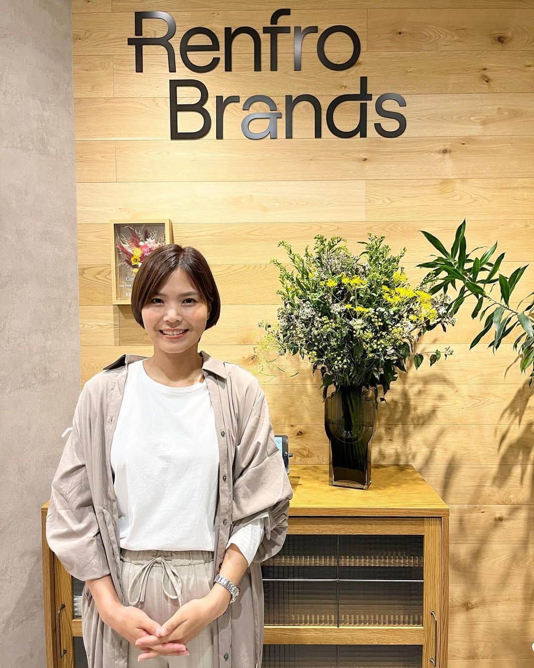 尾崎里紗のインスタグラム：「今日はレンフロ・ジャパン株式会社のオフィスにお邪魔してきました！ ⁡ 今回スポーツソックスを開発するにあたりご一緒させて頂くことになりました😊 テニスをされる皆様が快適にプレーできるように自分の経験を活かして色々とご提案できればと思っています！ ⁡ 他にもおしゃれな普段履きの靴下や、女性に嬉しいむくみや冷えが改善されるソックスなどもあり、試してみたい商品がたくさんありました✨ ⁡ ⁡」