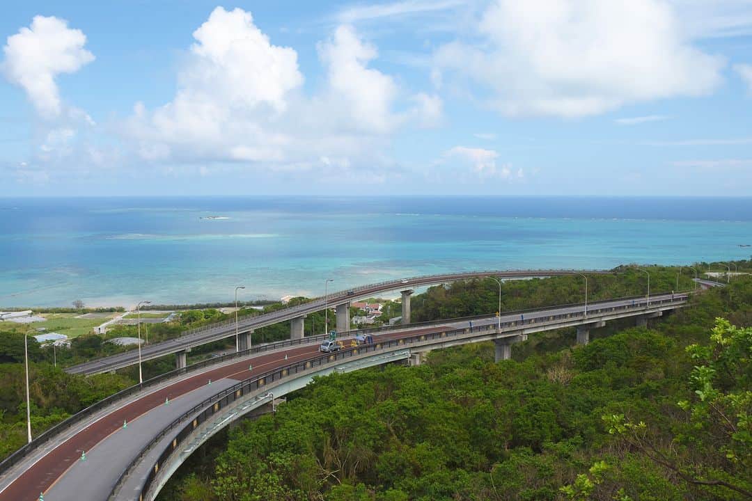 Be.okinawaのインスタグラム：「Okinawans believe in a utopia located far east beyond the sea known as the "Niraikanai". The Nirai Kanai bridge, named after the utopia, is located in Nanjo City and divided into two sections that spans 1200 meters.    Visit the observatory to witness the view of the magnificent bridge and Okinawa's vast ocean🌊, a reminder of the Niraikanai, the paradise across the sea.  #japan #okinawa #visitokinawa #okinawajapan #discoverjapan #japantravel #okinawatradition #okinawaculture #okinawascenery #bridgescenery #outdoorscenery #niraikanai」