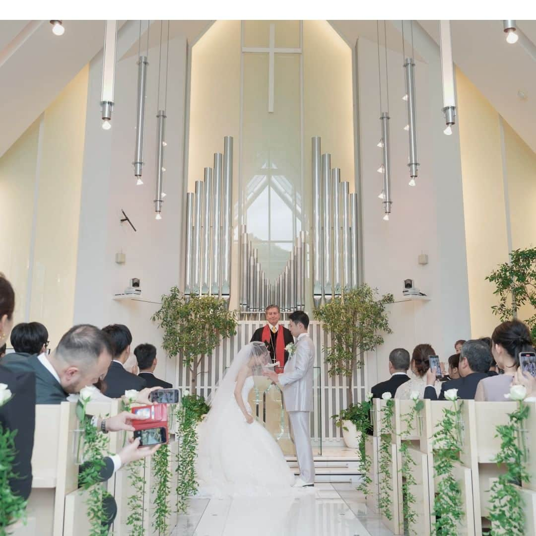 RIVIERA WEDDING　リビエラ ウェディング　公式さんのインスタグラム写真 - (RIVIERA WEDDING　リビエラ ウェディング　公式Instagram)「. 一面ガラス張りの入口から降り注ぐ光が、祝福の日を一層晴れやかに彩ります。 大理石のバージンロードが美しい、完全独立型チャペル”ブランシュール”  -------------------------  街の喧騒から離れ、優しい緑の中で息をつく 温もり溢れる木造建築、聞こえる祝福の音 受け継がれたおもてなしの心が寄り添う  都会の中で感じる休符 心を悠久に満たす時間  -------------------------  リビエラ東京 HP：https://www.riviera.co.jp/wedding/tokyo 住所：〒171-0021　東京都豊島区西池袋5-9-5 電話：03-3981-3231  #rivierawedding #rivieratokyo #instawedding #instabride #リビエラウェディング #リビエラ東京 #結婚式 #ブライダル #ウェディング #結婚式準備  #東京結婚式 #東京ウェディング #東京花嫁 #結婚式準備 #式場迷子 #式場探し #結婚式場 #プレ花嫁 #プレ花嫁準備 #東京プレ花嫁 #式場見学  #少人数婚 #結婚式レポ #結婚式撮影 #結婚式スナップ撮影 #フォトウェディング #ウェディングムービー」9月27日 20時00分 - riviera.tokyo.weddings