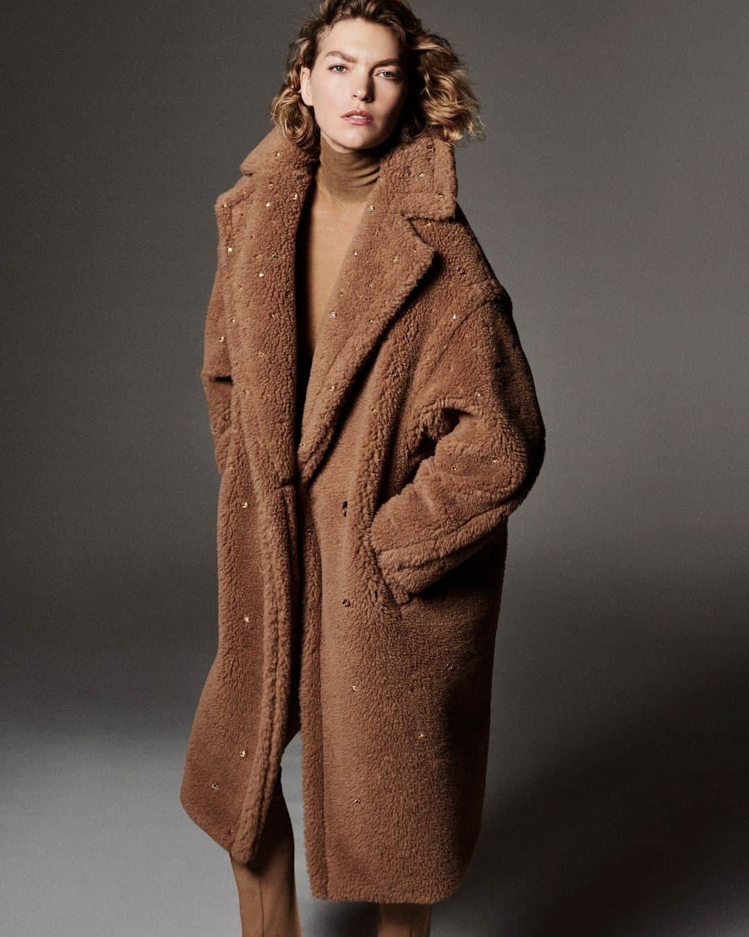 マックスマーラのインスタグラム：「Celebrate the anniversary of the #MaxMaraTeddyBear coat with a special edition camel Teddy Coat, adorned with camel-colored rhinestones. Discover the exclusive style at select flagship boutiques or at the link in bio. #MaxMara」