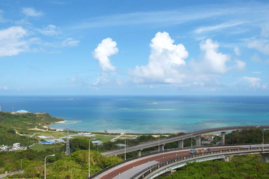 Be.okinawaさんのインスタグラム写真 - (Be.okinawaInstagram)「Okinawans believe in a utopia located far east beyond the sea known as the "Niraikanai". The Nirai Kanai bridge, named after the utopia, is located in Nanjo City and divided into two sections that spans 1200 meters.    Visit the observatory to witness the view of the magnificent bridge and Okinawa's vast ocean🌊, a reminder of the Niraikanai, the paradise across the sea.  #japan #okinawa #visitokinawa #okinawajapan #discoverjapan #japantravel #okinawatradition #okinawaculture #okinawascenery #bridgescenery #outdoorscenery #niraikanai」9月27日 20時00分 - visitokinawajapan