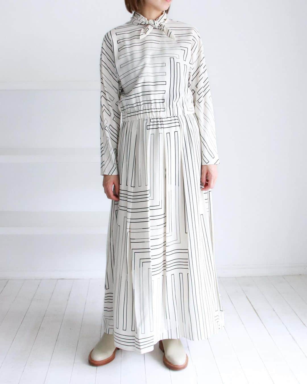 のインスタグラム：「. ⁡ ⁡ Now in stock. ⁡ p1-3. Dress / GALERIE VIE 23-06-34-06206 ¥55,000 ⁡ p4-5. Top / GALERIE VIE 23-01-34-01206 ¥35,200 ⁡ p6. Dress / GALERIE VIE 23-06-34-06205 ¥49,500 ⁡ Top / GALERIE VIE 23-02-34-02205 ¥31,900 ⁡ ⁡ #galerievie #ギャルリーヴィー  #tomorrowland #トゥモローランド #tomorrowland_jp  #fall」