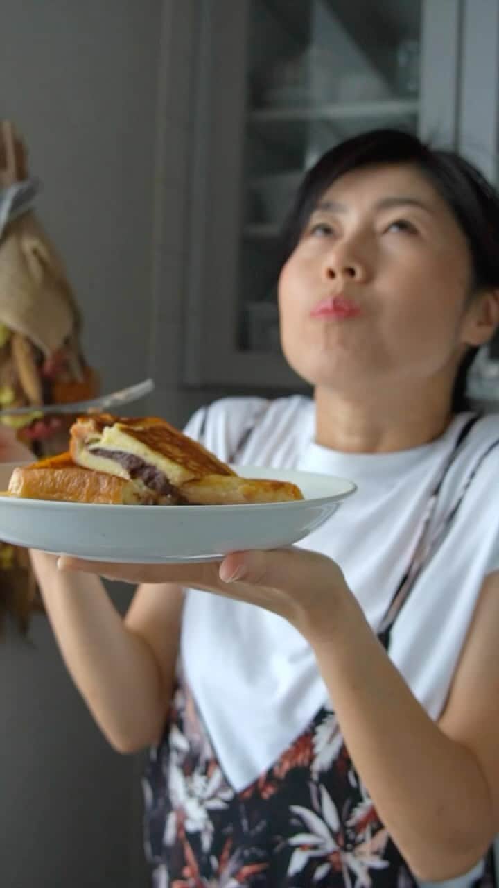 のインスタグラム：「フレンチトーストサンド🍞✨  中には、チョコプロテインとエサンテで作ったチョコクリームをたっぷり入れて✨ 罪悪感、やや減😬 タンパク質とれるもんね💪✨  #フレンチトースト #チョコプロテイン #チョコプロテインクリーム」