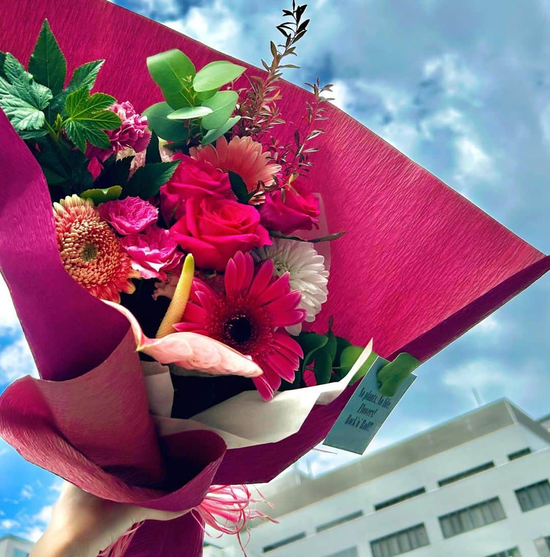 間瀬遥花のインスタグラム：「. . お花うれしい💐 . . . #thankyou #bouquet #flowerbouquet」
