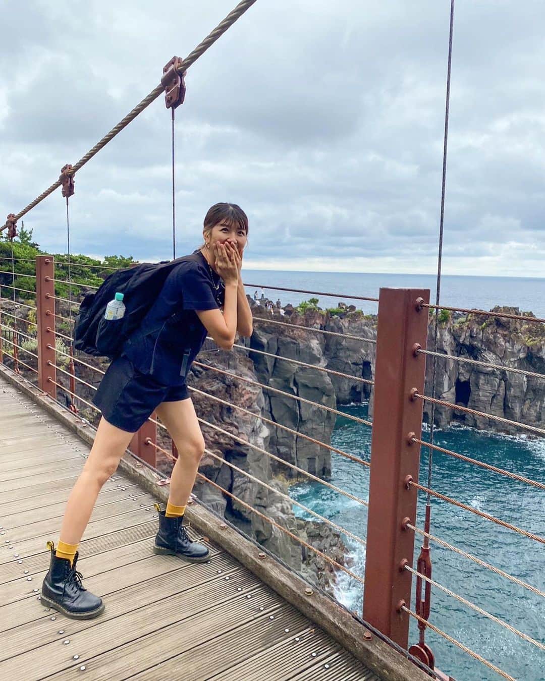 のインスタグラム：「先週末は家族で伊豆の方へ旅行に行きました!!  初めての長距離車移動で少し心配でしたが息子が行きも帰りもタイミングよく寝てくれて問題なく宿に到着🚗  なんとか門脇吊橋にも観光に行ったんだけど、迫力がすごくてビックリ!!  #1歳半 #男の子ママ  #赤ちゃんのいる生活  #息子 #初旅行 #伊豆 #門脇吊橋」