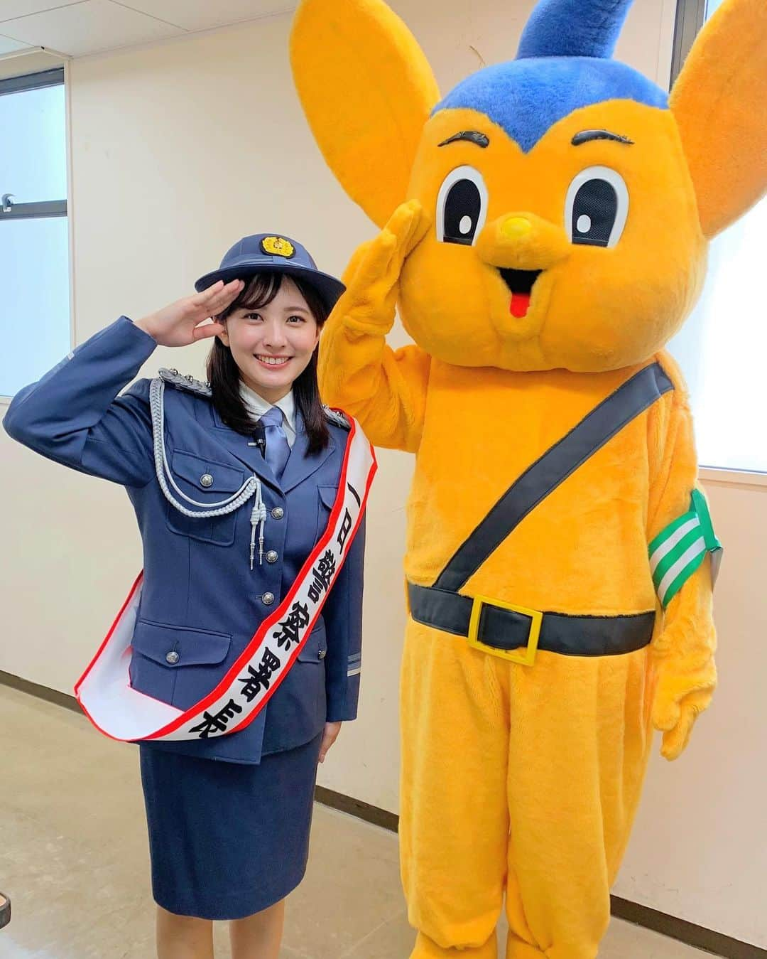 河出奈都美さんのインスタグラム写真 - (河出奈都美Instagram)「. 1日警察署長👮✨  品川区の荏原警察署で、 交通安全イベントに参加しました！  「自転車も車と同じドライバーだ」など、 小学生が作った標語に気付かされることがたくさんありました。  出身高校も近いということで、 地元の皆さんが優しく迎えてくれ、 交通少年団の子どもたちもたくさん頑張っていて とても温かい気持ちになりました☺️  人生で初めて制服を着ましたが、 コナンに出てくる警察官の由美さんになれた気分でした🤭  #秋の全国交通安全運動 #1日警察署長 #ピーポくん #交通安全」9月27日 20時04分 - kawade_natsumi