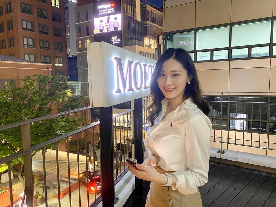 イ・ホジュンのインスタグラム：「9월 순삭🌟 바쁘다 바빠😵‍💫  #오랜만에 #꾸민날❣️ #예쁜 #밤하늘🌙」