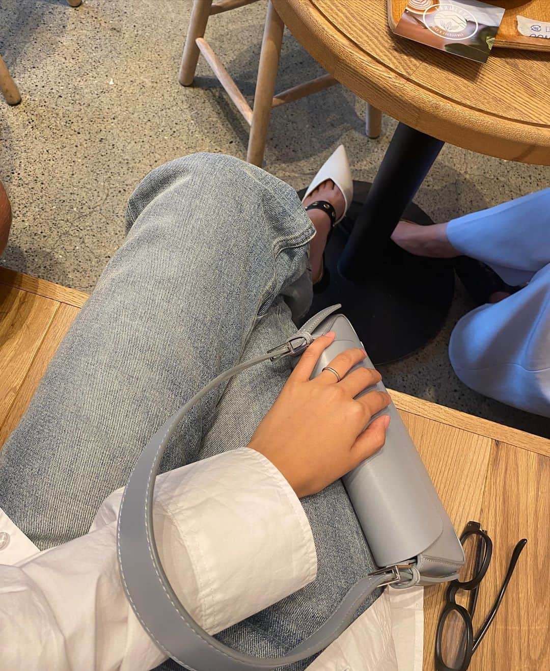 ᴱᴸᵞのインスタグラム：「👖☕️✨  食べ歩き in 鎌倉 久しぶりの小町通りは色々変わってた！  どこも並んでて思ってたほど食べ歩けんかったわ😂 でも素敵なお皿を買えたのでhappy🤍  10枚目お気に入り📷 . #鎌倉 #鎌倉食べ歩き #鎌倉カフェ」