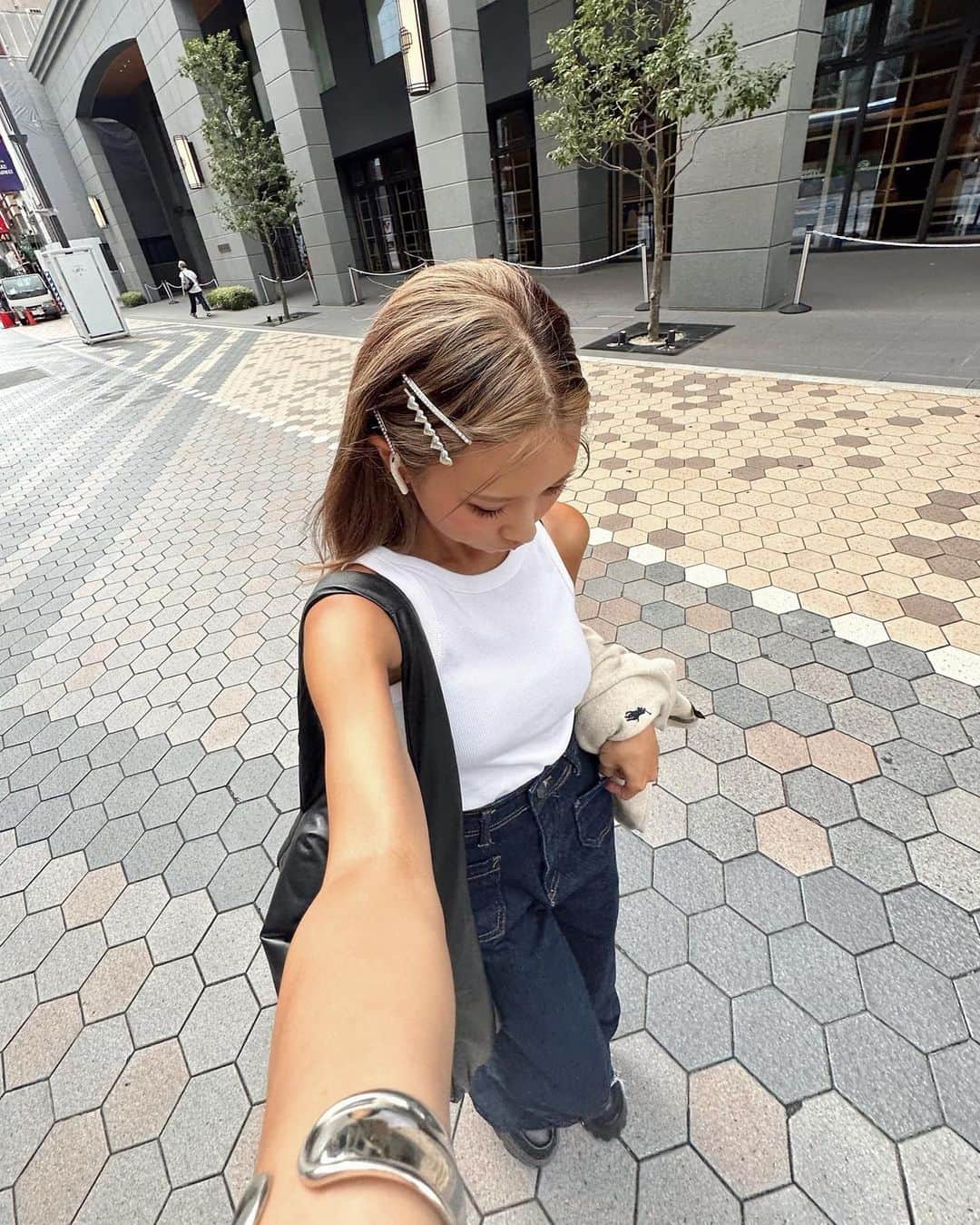 ✷kana✷のインスタグラム：「浅草を1人歩く本日のわし🚶‍♀️  #looks#todaysme#denimstyle#zara#casualstyle#autumnmood#hairarrange#150cmコーデ#シンプルコーデ#ヘアピンアレンジ#バギーパンツ#ザラ購入品#大人カジュアル」