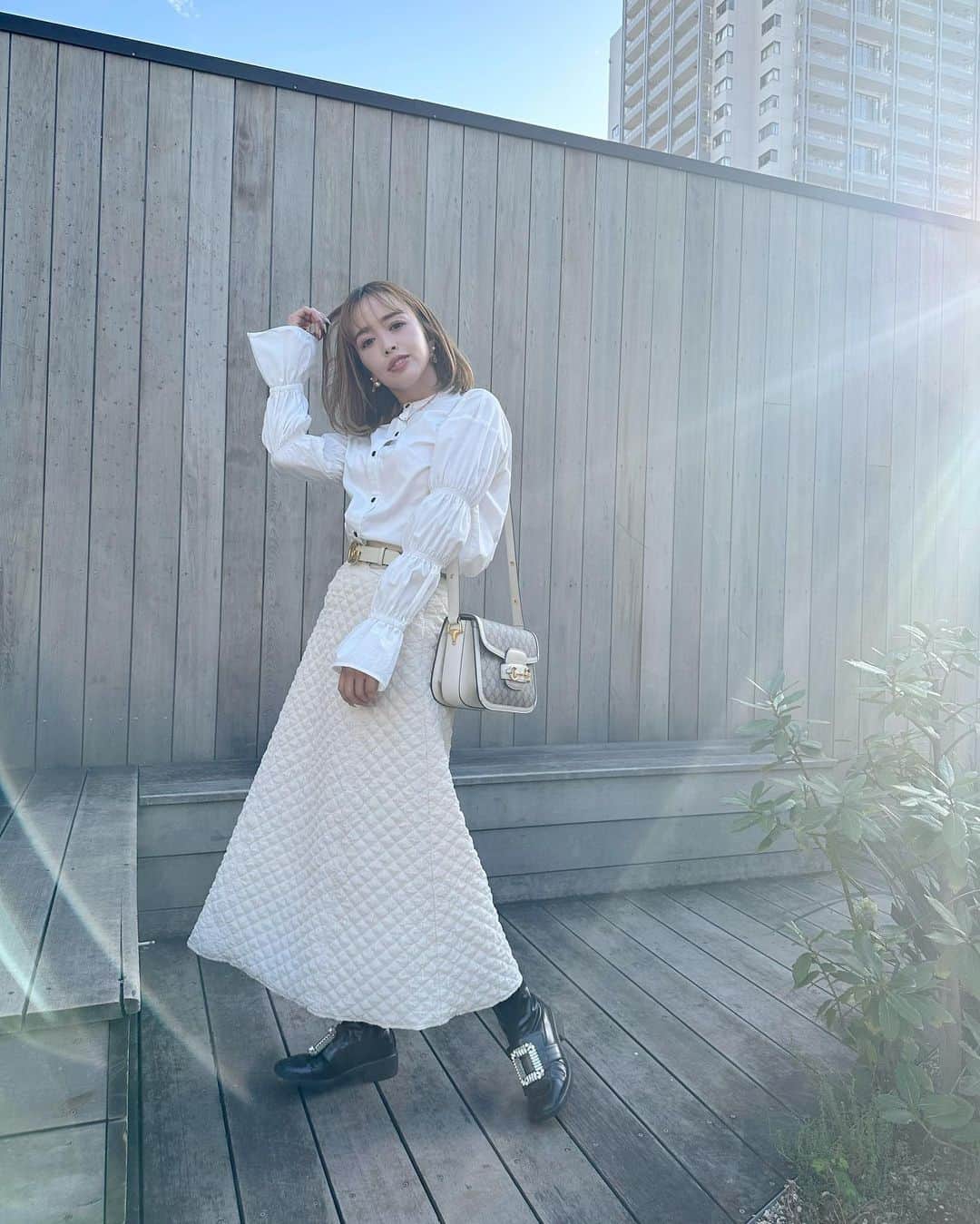 板橋瑠美のインスタグラム：「安くて可愛いって1番最高だよね((((･´ω`･))))♡ ⁡ ⁡ ママ達には必見！^ ^ ⁡ ⁡ ⁡ ⁡ 私のママ友ゆうかちゃんがディレクションしてるブランド ✨➕me✨ ⁡ @plusme_official  ⁡ ⁡ 袖のデザイン可愛すぎるシャツは、オールホワイトコーデにしてみたよ❤️ ⁡ こんな可愛いデザインシャツだから高見えアイテムなのに3,990円とお買い得すぎる！！ ⁡ ⁡ ⁡ ⁡ ⁡ そして秋は超使えるジャケットも、チェックめ合わせやすい^ ^ ⁡ パンツもかっこいいけど今回はデニムスカートで キャリアウーマン感のコーデをしてみました♡ ⁡ 💻方手にスタバ飲みながら忙しくしてほしいね！！w ⁡ ⁡ そんな可愛いジャケットも、なんと！一万もいかないの！！ ⁡ ⁡ なんと6,990円！！！ ⁡ ⁡ ⁡ ⁡ ⁡ ゆうかちゃん♡ @mizuno_yuka  ⁡ さすがすぎるわーー((((･´ω`･)))) ⁡ ⁡ 色違いで着てるブラウンもめちゃかわでした！！♡ ⁡ ⁡ ⁡ ⁡ ⁡ ➕me  是非是非チェックしてみてね！！！^ ^ ⁡ ⁡ ⁡ ⁡ ⁡ ⁡ ⁡ #秋#秋ファッション#ママコーデ#plusme #プラスミー #ootd#ひょうたんスリーブシャツ　#チェックダブルジャケット#大人カジュアルコーデ #秋コーデ  ⁡ ⁡ ⁡」