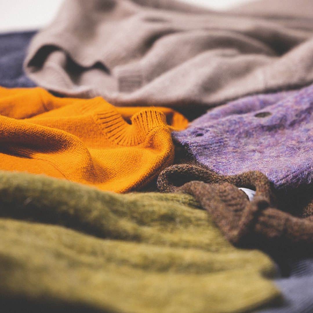 ビーミング ライフストア by ビームスのインスタグラム：「…  KNIT COLLECTION 2023 Autumn & Winter   ビームス公式オンラインショップでは 先取りして、寒い季節が待ち遠しくなる 秋冬のファッションの主役のニット🧶をご用意！  迷わず着られる定番から着るたびに愛着が増す 贅沢な素材まで、コーディネートを彩る カラーニットをバリエーション豊かに ご覧いただけます🍁  ふんわりと心地の良いシャギーニットや アイコニックな柄ニット、 重ね着に便利なベストなど、 一枚でトレンド感がUPする 今季ならではの顔ぶれにも注目です✨   〈B:MING by BEAMS〉のニットアイテムは トップページのリンクからご覧ください🔗🧶 #bmingbybeams #bming #bminglifestore #beams #knit #ビーミングbyビームス #ビーミング #ビームス #ニット」