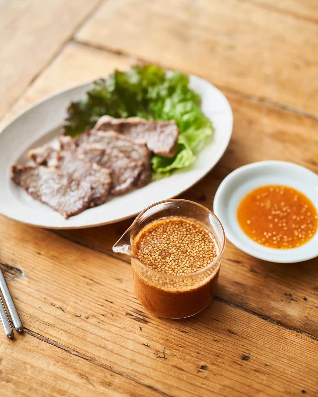 のインスタグラム：「. 昨日はたくさんの温かいお言葉、 ありがとうございました...！ . 全てにお返事はできずでしたが、 とても嬉しく拝見しました。 励みに、これからも頑張ります！ . . さて、甘酒焼肉のたれ YouTubeで公開しました！ . 混ぜるだけで簡単、 甘酒を使ってさっぱりコクのある万能だれ"甘酒焼き肉のたれ"の作り方です。 . 焼き肉にはもちろん、炒め物やグリル野菜、サラダにもよく合います！ . . . *レシピ動画はストーリーズか プロフィール欄のリンクからどうぞ。 (※DMやメールは申し訳ないのですが、使えていません。) https://youtu.be/15n8i_iS2MI . . . #甘酒 #甘酒焼肉のたれ #榎本美沙 #発酵 #レシピ」