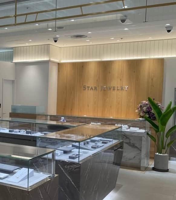 のインスタグラム：「【台湾・台北市にSTAR JEWELRYがグランドオープン】 9月27日(水)、台湾・台北市の高級商業施設「新光三越信義新天地店（Shin Kong Mitsukoshi Xinyi Place A8）」に、「STAR JEWELRY Shin Kong Mitsukoshi Xinyi Place A8 Store」がグランドオープン。  #starjewelry #スタージュエリー #jewelry #ジュエリー #台湾 #台北市 #新光三越信義新天地店 #グランドオープン」