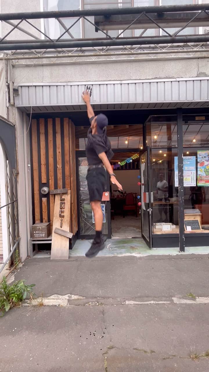 右代啓祐のインスタグラム：「地元江別市 大麻銀座商店街にあるゲストハウス『ゲニウスロキが旅をした』の屋根に落書きしてきました🤣 江別に来た時はぜひ手形を合わせにジャンプしに来てください！！  #北海道 #江別市 #大麻 #大麻銀座商店街 #ゲニウスロキが旅をした  #民泊 #ゲストハウス」