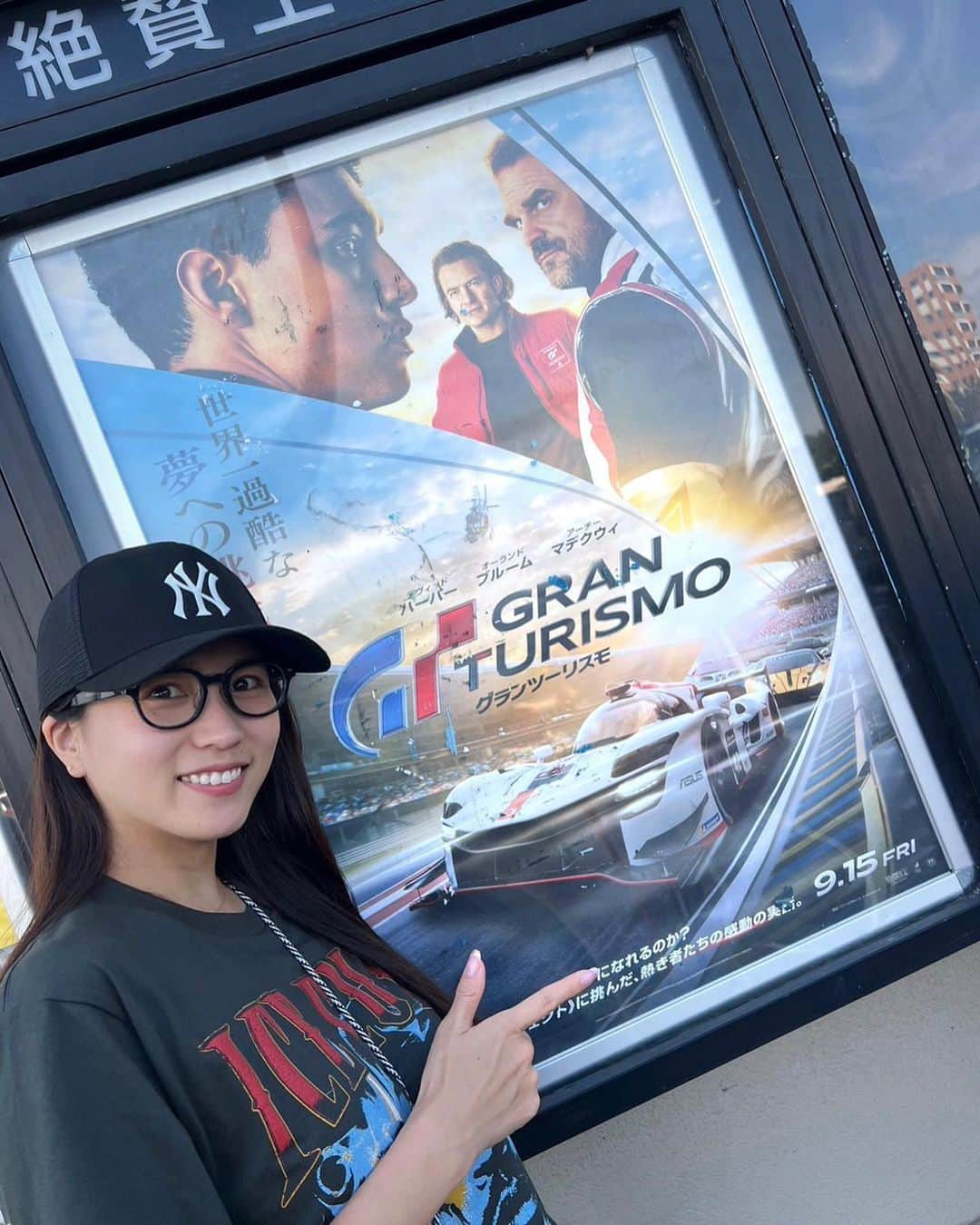 密照幸映のインスタグラム：「🏎️🏎️🏎️ 先日やっとやっと#グランツーリスモ 観てきました。 色んな感想があると思うけど 私はめちゃめちゃ面白かった！ 感動。 こんな実話があるとは…  ドライバーの苦悩、家族の存在、親子、師弟関係の愛情、 ライバルや仲間たちとの友情… 大迫力であっという間の2時間15分 普段レースを見てる感覚と同じように臨場感があって鳥肌、緊張感、興奮、もうハラハラドキドキワクワクの感情でした。  #MOTUL #NISSAN #NISMO  のロゴが沢山視界に入ってきて 嬉しかったなぁ。  偶然だけどわたしも大事な仕事の前や 心を落ち着かせたい時にはエンヤを聴きます。 ケニー・Gも加えてみようかな、笑  デヴィッド・ハーバーさん個人的に好きな俳優さんだから 尚良かったなぁ…  NISMOのプライベートジェットがカッコよすぎたなぁ… ほんとにあるのか？！  レースクイーンになってから行ってみたい欲が高まってるル・マン。やっぱり最高。  これからもSUPERGT、レースの魅力が 沢山の人に伝わりますように…💫 私も精進していきます。  #実話だから熱いグランツーリスモ #グランツーリスモ #granturismo  #supergt #ミシュランタイヤ #日産 #映画　 #映画鑑賞  #movie  #dayoff」