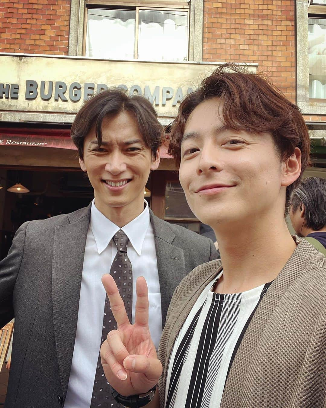 小池徹平さんのインスタグラム写真 - (小池徹平Instagram)「本日科捜研の女　第7話！ 現場でも、いつもくだらない話で盛り上がって笑い合っている石井君と😆  #科捜研の女 #今クールで更に仲良しになりました」9月27日 20時11分 - teppei.koike_official