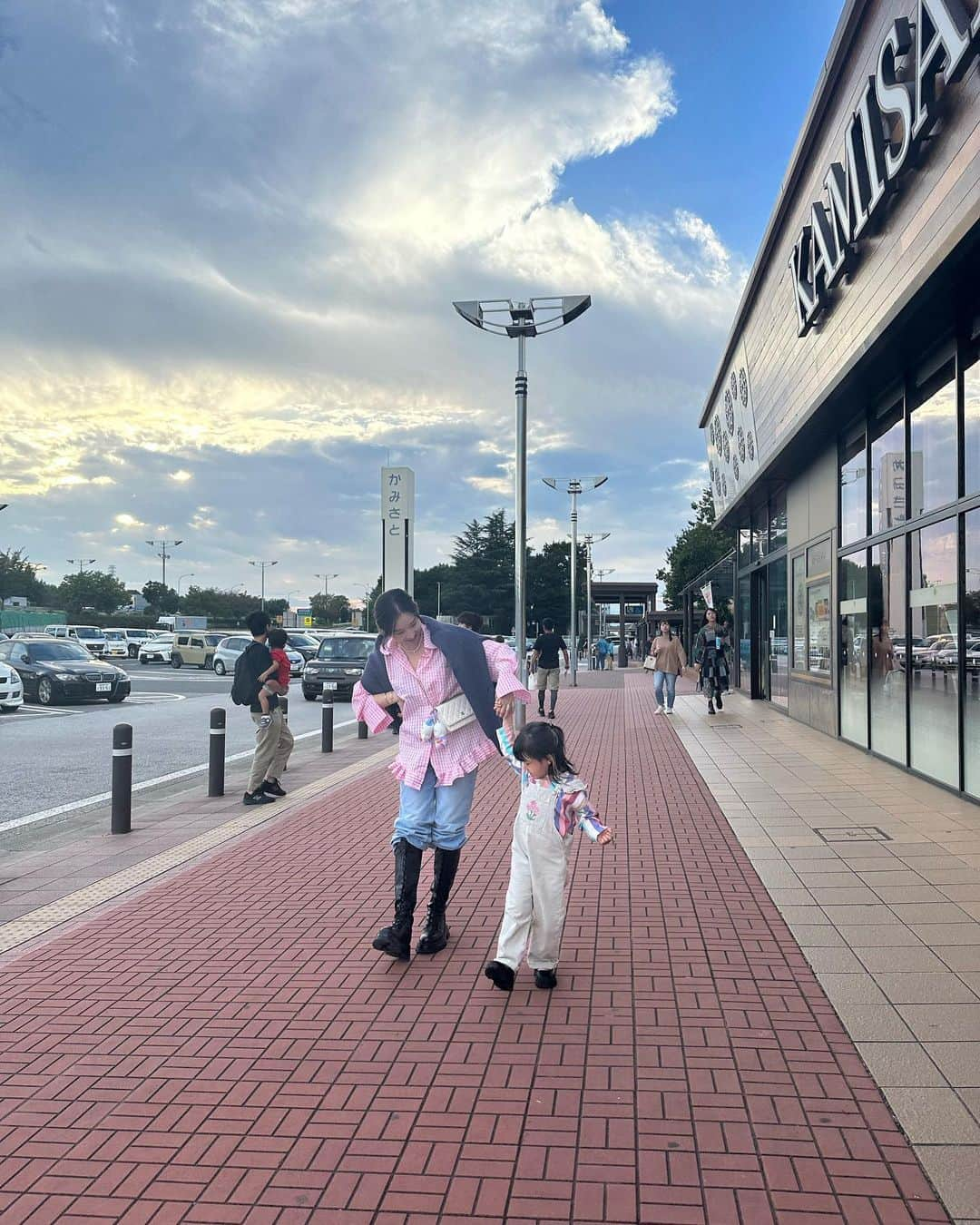 shihoさんのインスタグラム写真 - (shihoInstagram)「SAでちいかわ探し🔍🧸🐶🌼🌷✨  お洋服の質問がきてたので タグつけておくね💗  #ちいかわ #ご当地ちいかわあつめておる #買ったらママがつけなきゃいけない🤣 #fashion #女の子ママ #親子コーデ  #akte #アクテ #allisonbrown #zara」9月27日 20時12分 - shipogram