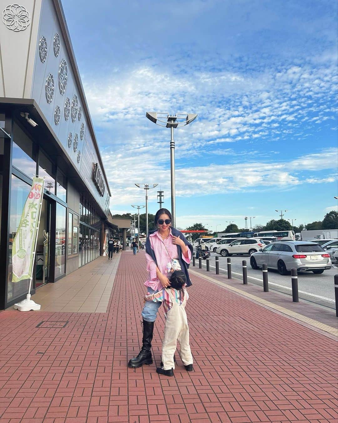 shihoのインスタグラム：「SAでちいかわ探し🔍🧸🐶🌼🌷✨  お洋服の質問がきてたので タグつけておくね💗  #ちいかわ #ご当地ちいかわあつめておる #買ったらママがつけなきゃいけない🤣 #fashion #女の子ママ #親子コーデ  #akte #アクテ #allisonbrown #zara」