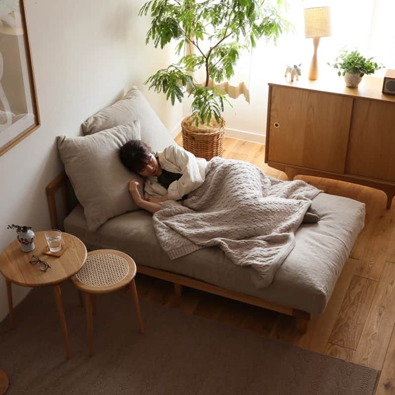 Re:CENO（リセノ）さんのインスタグラム写真 - (Re:CENO（リセノ）Instagram)「【足を伸ばしてくつろぎたい方へ】おすすめのカウチソファー3選  カウチソファーとは、座面の奥行きが深く 縦に長いソファーのことです。  足を伸ばして座ったり、 ベッドのように寝そべったりと、 過ごし方の自由度が高いのが魅力。  今回は、リセのでおすすめの カウチソファーを3つご紹介します！  ---------------------------------------  ① culum unit（画像1〜3枚目）  肘掛けと背もたれがついているのが特徴。  しっかりと体を受け止めてくれる硬めの座面も あいまって、座り姿勢をキープしながら 足を伸ばしたい方におすすめです。  ---------------------------------------  ② AGRA（画像4〜6枚目）  肘掛けがなく、背もたれも最小限にすることで、 座面を広々と使えるソファーです。  L字の配置はもちろん、単体で「デイベッド」 として使ってみるのもいいですね。  ---------------------------------------  ③ rect（画像7〜9枚目）  肘掛けが独立したクッションになっているので 座り姿勢や、お好みに合わせて動かせるのが特徴。  また、左右の配置を自由に入れ替えられるので 模様替えやお引越しの際にとっても便利です。  ---------------------------------------  掲載アイテムは、商品タグのリンクからご確認いただけます。  #receno #naturalvintage #interior  #リセノ #インテリア #インテリアコーディネート #ナチュラルヴィンテージ #センスのいらないインテリア #ソファー #ソファ #カウチソファ #カウチソファー #リビング #リビングインテリア #ナチュラルインテリア」9月27日 20時13分 - receno.interior
