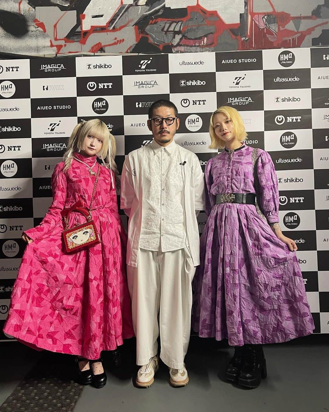 のインスタグラム：「@anrealage_official   PARIS FASHION WEEK ANREALAGE SPRING/SUMMER 2024 COLLECTION "INVISIBLE" 観に行かせて頂きました。とても刺激的な景色でした。  私達はアンリアレイジのセットアップを着させて頂き、大変光栄なことにアンリアレイジのデザイナー森永邦彦氏と写真を撮らせて頂きました。  左からミームトーキョーのMEWちゃん、森永邦彦氏、私」