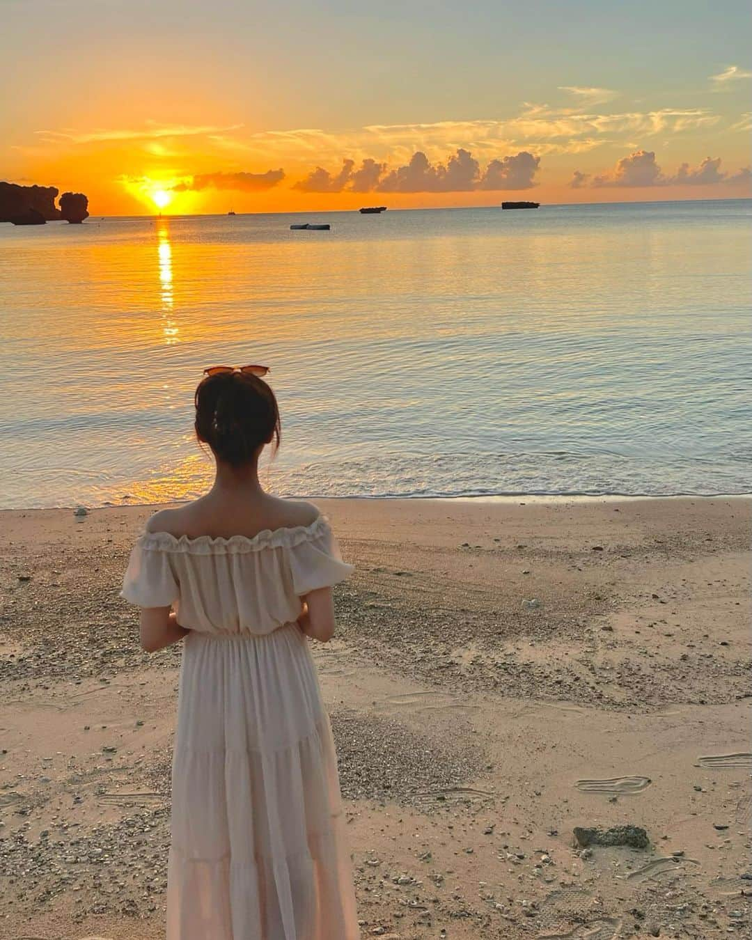 Moeka Takamatsuさんのインスタグラム写真 - (Moeka TakamatsuInstagram)「♡ 🌅‪‪❤︎‬ . 風邪ひいたみたいで絶賛ダウン中なので 綺麗な景色見て癒されよう🤒 . . . . . #沖縄旅行#okinawatrip#沖縄#okinawa#恩納村#沖縄観光#ビーチ#夕日#夕空#夏コーデ#海コーデ#海#コーデ#ファッション#ワンピース#コーディネート#date#デートコーデ#fashion#ロングヘア#ヘアスタイル#ヘアメイク#selfie#selca#サロンモデル#被写体#sea#followme#instagood#like4like」9月27日 20時13分 - moka_222