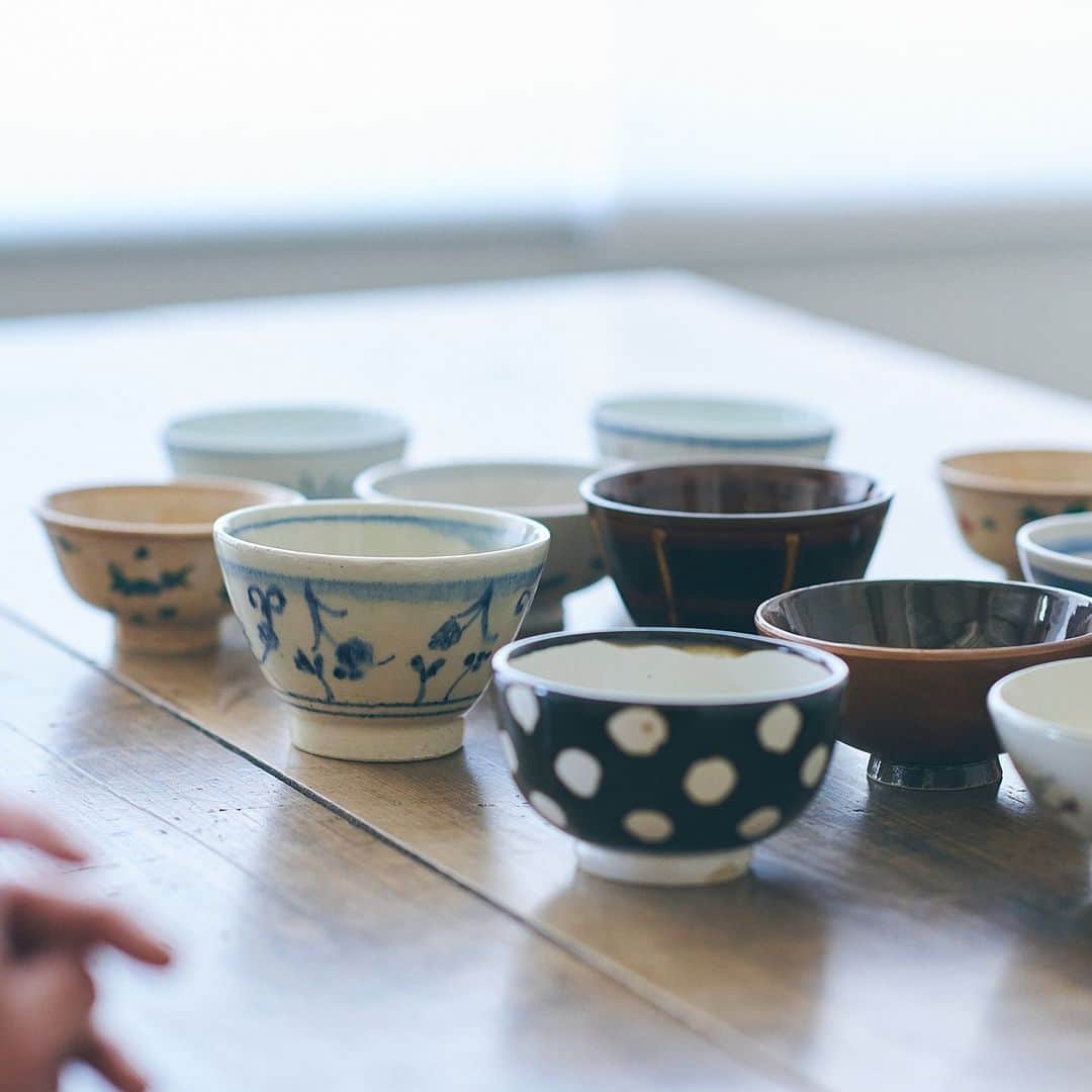 中川政七商店さんのインスタグラム写真 - (中川政七商店Instagram)「「受け継がれる、祈りの絵柄。」  好日茶碗は、 日々の幸せな食卓を願い生まれた、 絵付け茶碗シリーズです。  茶碗に描かれる絵柄は、 昔から人びとが安寧を祈り、 受け継がれてきたものばかり。  現代の職人たちの手仕事で丹念に仕上げ、 十二絵柄のご飯茶碗ができました。  毎日手にするご飯茶碗だからこそ、 使い続けて愛着が生まれるものを。  今日も、 いい日に なりますように。  12種類の絵柄から、今宵は4つご紹介します。  ▶安南唐草 16-17世紀に安南（ベトナム）から渡来した焼き物を安南焼と呼びます。当時の茶人はその大らかな絵付けや佇まいを喜び愛玩してきました。安南焼には繁栄の願いを込めた唐草がよく描かれています。 正陶苑／美濃焼  ▶さび白鹿 鹿は古くから幸いや喜びの象徴とされてきました。茶色の釉薬を白抜きにし、鳥や植物を描く吸坂手と呼ばれる美しい様式を手本につくりました。白く愛らしい鹿が茶碗という枯野で遊んでいるようです。 山功髙木製陶／美濃焼  ▶鉄絵花鳥 身近な草花と鳥を組み合わせた意匠は、日常生活の装飾として用いられてきました。花鳥には安らぎや美しさを感じる要素があります。手仕事ならではの滲みやかすれが、愛らしく表現されています。 山功髙木製陶／美濃焼  ▶蝋抜鹿の子 古い陶器に描かれていた意匠を、鹿の子柄に見立てました。白い化粧土の上に丸く蝋を引き、さらに釉薬をかけて焼くという蝋抜き技法で描いた鹿の子柄。手間ひまをかけ、温かみを感じる表現です。 聚（じゅう）／益子焼  🦌お買い物はプロフィールリンクより @nakagawamasa7  🦌渋谷店では代引きを承っております(03-6712-6148)  ． 日本の工芸が教えてくれる 暮らしかた、生きかた。  Japan’s kogei. Teaching us how to live how to be. ．   #nakagawamasashichi #工芸 #暮らしの道具 #シンプルな暮らし #暮らしを楽しむ  #茶碗 #お茶碗 #ricebowl  #うつわ #うつわのある暮らし #器 #器好き」9月27日 20時13分 - nakagawamasa7