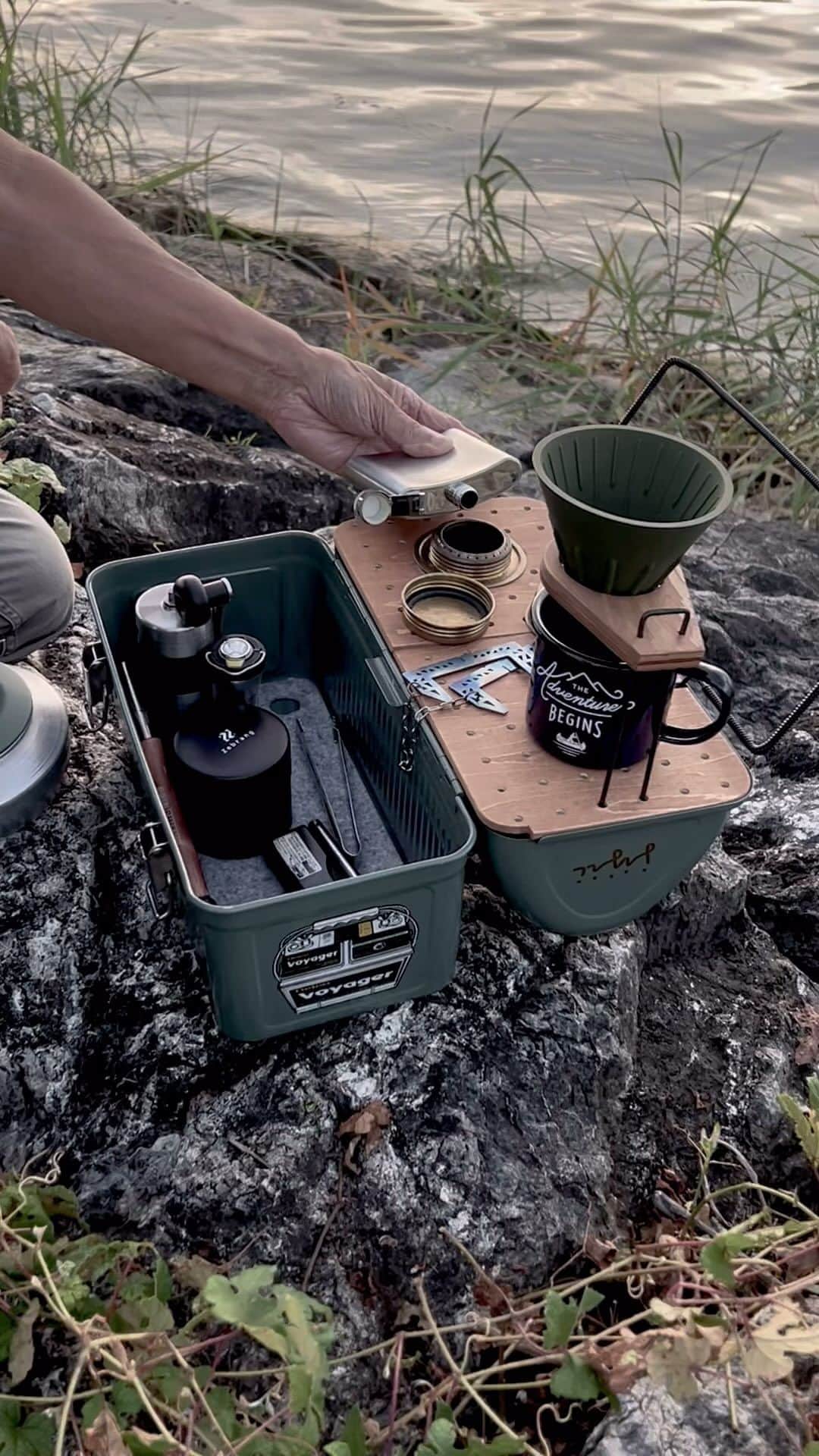 winpy-jijiiのインスタグラム：「涼しくなれば湖畔コーヒー やっぱホーローマグカッコええ、冒険を楽しむマグカップ #ホーローカップ  #ジェントルマンハードウェア  #outdoor #camp #coffee #このマグ持ってる方とキャンプしたい #ホーロー好きと繋がりたい #」