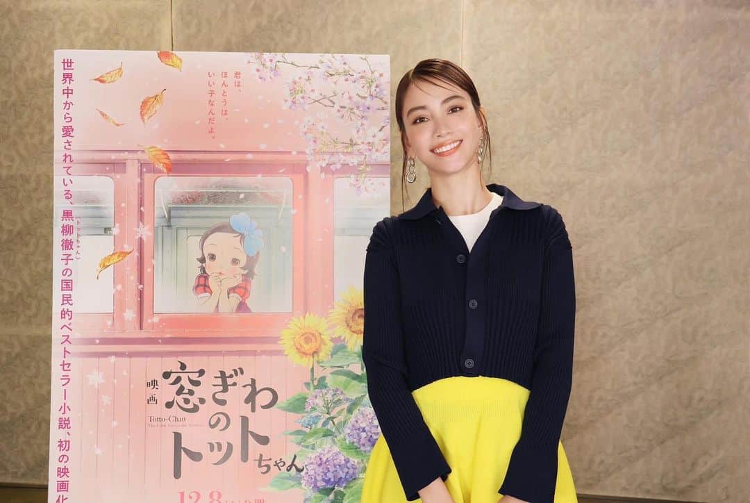 滝沢カレンのインスタグラム：「ここでステキなご報告です💓  黒柳徹子さん原作としてある、 「窓ぎわのトットちゃん」が なんと映画化します🥹✨  大好き憧れ大尊敬である徹子さんの映画化だけでも嬉しいはずなのに、さらにはその映画の為だけに現れた大石先生というトットちゃんのクラスの担任先生の声付けをさせていただきました😭  これこそ、奇跡です。  この世界で暮らしていて、 ほんとうに私にとってよかったと素直に思うんです☺️  台本をいただいたときから、 涙を流して最後のページを読むまで時間がかかったのは、ありがたいことに徹子さんと一緒にいる時間が今までに何度もあったからだと思います。  私が小さい頃出会った"窓ぎわのトットちゃん"はまさか実話だと思いながら読んでいなかったのを覚えています。  おもしろい子のお話だなあ〜なんて、 小学生の私はまだ黒柳徹子さんが描いた物語だと思っていたんです。  そしていくつもの数年を越えて、 今出会う"窓ぎわのトットちゃん"は全然違いましたから。  それは、徹子さんと出会い、 徹子さんとお話して、徹子さんの優しが近くにあって、徹子さんの心のキラキラに一目惚れをしたからです。  また新しくページをめくったように、 私の身体に物語が浸透してきた気がするんです。  もちろん私は徹子さんのお子様だった頃の 時代を見たことはありません。  でも、徹子さんが届けてくださる文字や言葉によってまるであの日の徹子さんと同じ景色を見ているかのように...✨  そんな気持ちに台本からさせてくれました。  みんながずっとずっと幸せでありますように✨  徹子さんのあったかい心に寄りかかったような温もりになる映画になると思います。  12月8日をお楽しみにしていてください💓」
