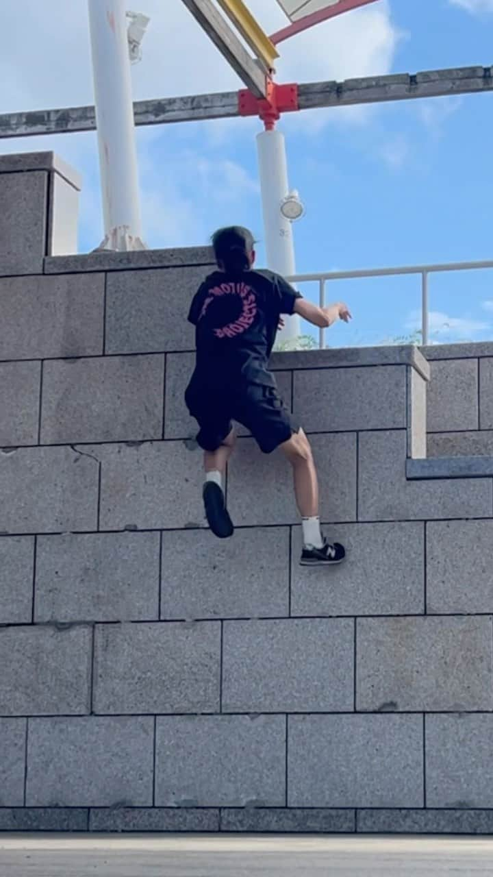 山本華歩のインスタグラム：「壁トレーニング Q:上がりと降りどっちが難しいでしょう？  #parkour #パルクール」