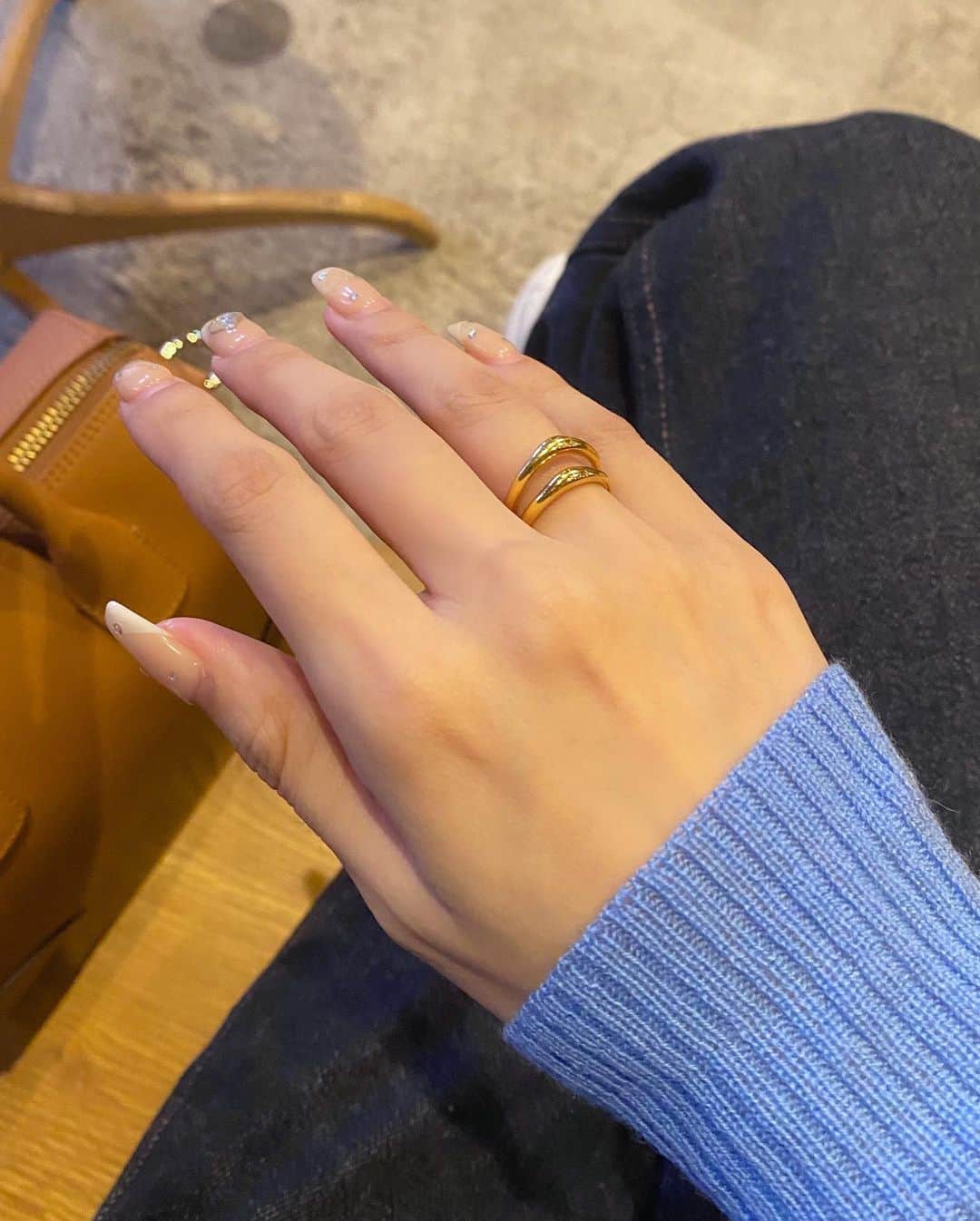 潘佳伊のインスタグラム：「存在感のあるリングが欲しくて @aletta_jewelry_official のリングを🎗️  最近よく付けてる🫶🏻  #ゴールドアクセサリー #ゴールドリング #ゴールドアクセ #リング」