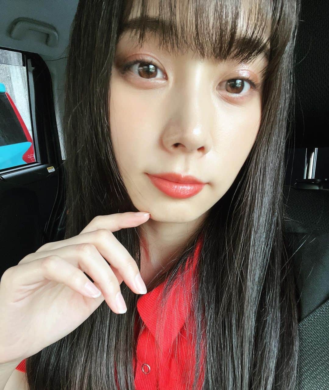 のインスタグラム：「前髪を少し切りました✂️ . . ちょっと皆さんに相談。 悲しいこと、イライラすること、落ち込むことなど 心がモヤモヤする時ってどうします？🤔💭 考えないようにしたいのにずっと頭の中にいる、、 . . #前髪 #ぱっつん #ドライブ」