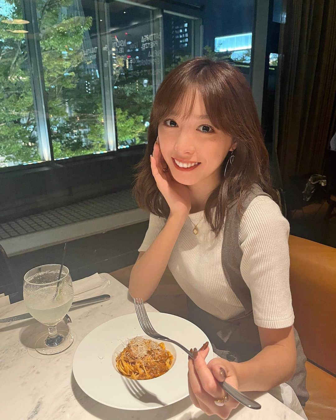 依田奈波さんのインスタグラム写真 - (依田奈波Instagram)「. 仕事終わりに 中高の親友と近況報告会🌿  以前このお店はランチで友人の誕生日に 伺ったことがあるのですが、 夜になると落ち着いた大人の雰囲気のお店になり どちらも素敵でした🤭🤎  美味しいコース料理をいただき、 心もお腹も満たされて満足です🫶🏻  #表参道ディナー #表参道カフェ #pr」9月27日 20時17分 - nanami_yoda