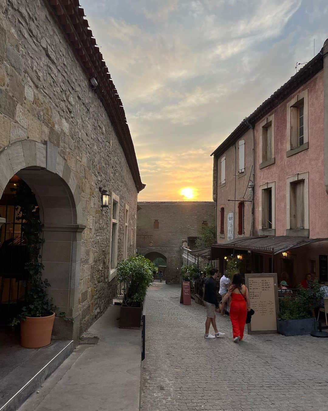 水原恵理さんのインスタグラム写真 - (水原恵理Instagram)「世界遺産の城壁都市、カルカッソンヌに連れて行ってもらいました！  城壁の中の都市には今も人々が暮らしていて、パッションさんもこの城壁の中の小学校に通っていたそうです！ 城壁の中にはパッションさんのお友達が沢山いました！  #世界遺産 #カルカッソンヌ #carcassonne」9月27日 20時18分 - erimizuhara