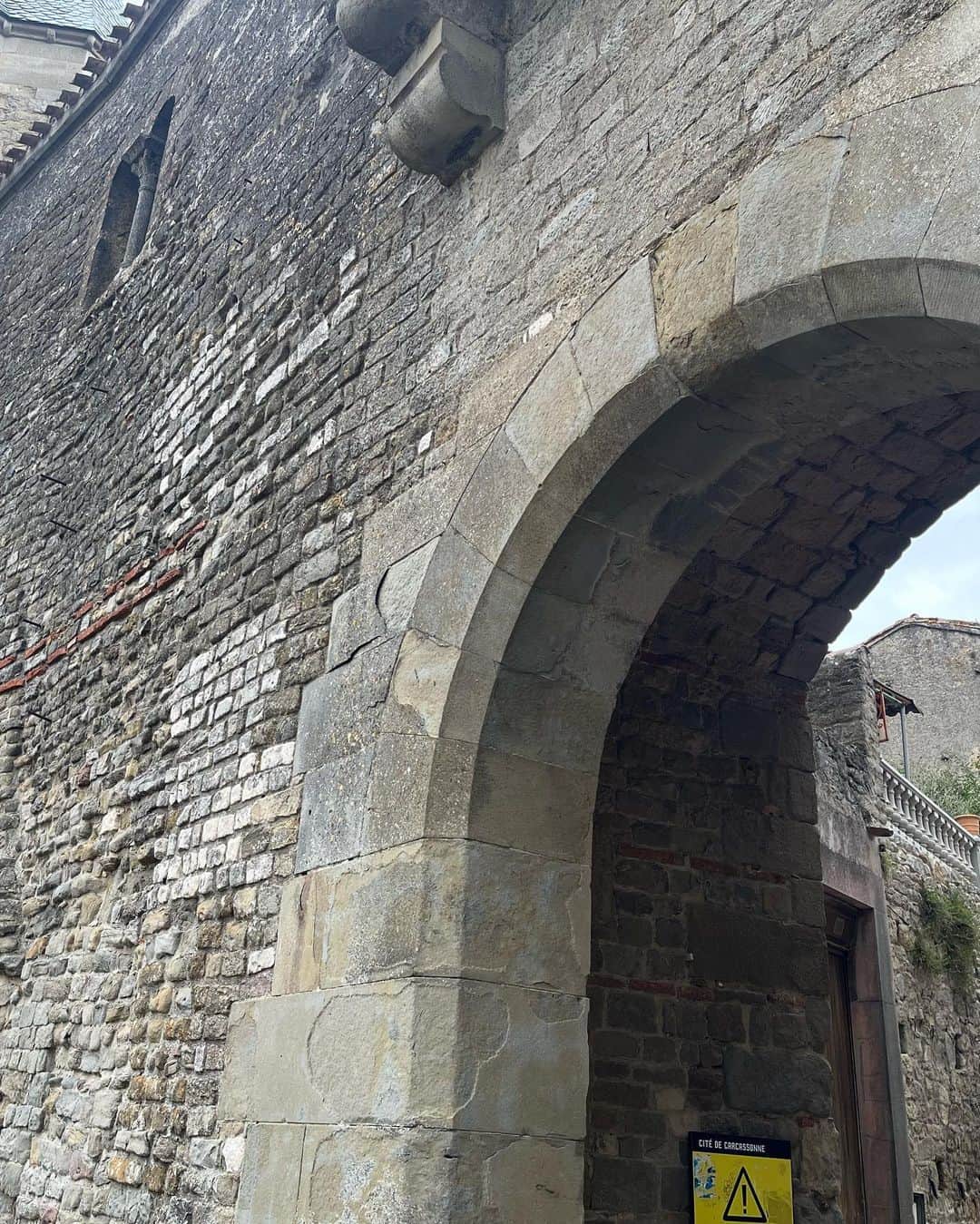 水原恵理さんのインスタグラム写真 - (水原恵理Instagram)「世界遺産の城壁都市、カルカッソンヌに連れて行ってもらいました！  城壁の中の都市には今も人々が暮らしていて、パッションさんもこの城壁の中の小学校に通っていたそうです！ 城壁の中にはパッションさんのお友達が沢山いました！  #世界遺産 #カルカッソンヌ #carcassonne」9月27日 20時18分 - erimizuhara